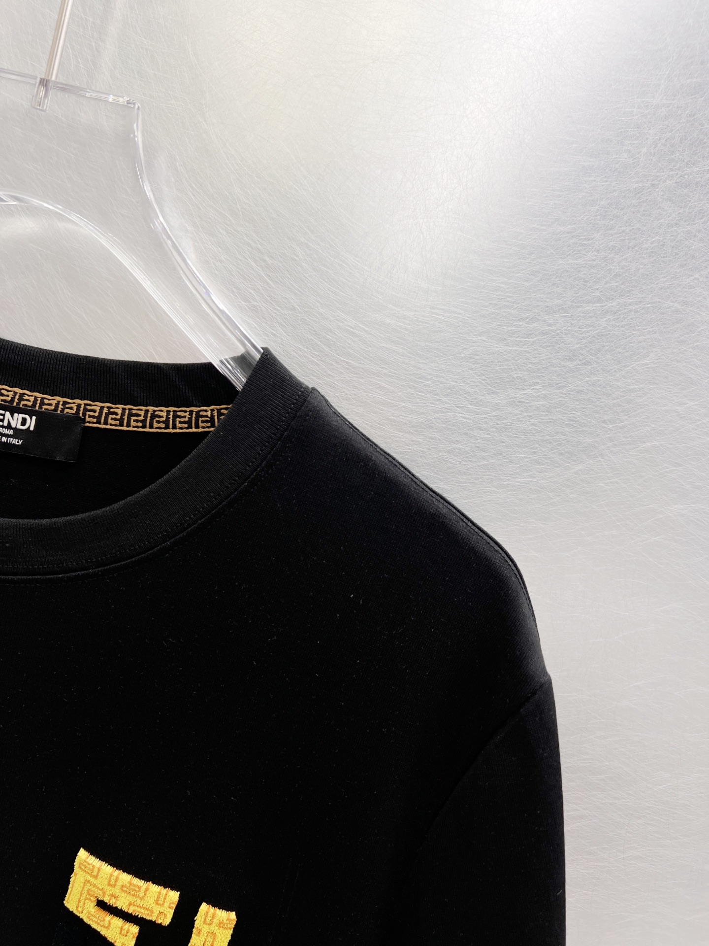   芬迪      ⚠️
重磅推荐！2025ss夏装新品 专柜在售 最新系列图案logo短袖T恤 必须人