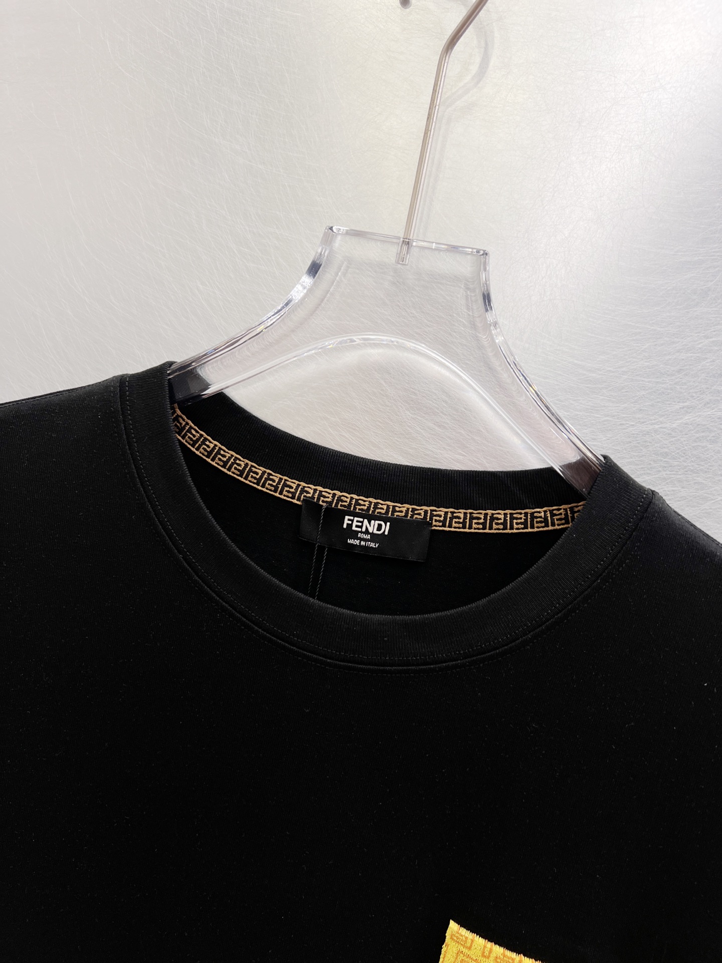  芬迪      ⚠️
重磅推荐！2025ss夏装新品 专柜在售 最新系列图案logo短袖T恤 必须人