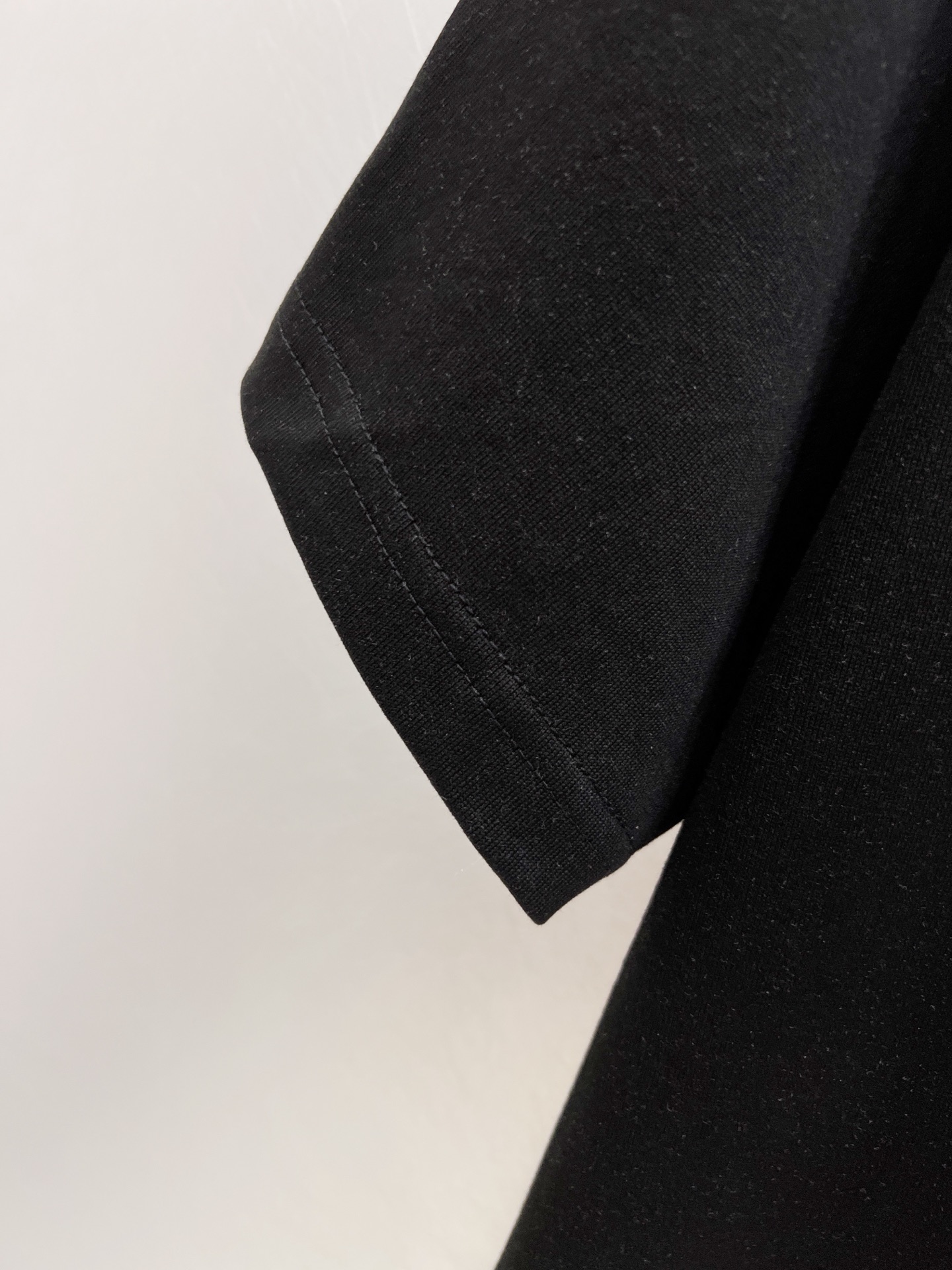   芬迪      ⚠️
重磅推荐！2025ss夏装新品 专柜在售 最新系列图案logo短袖T恤 必须人