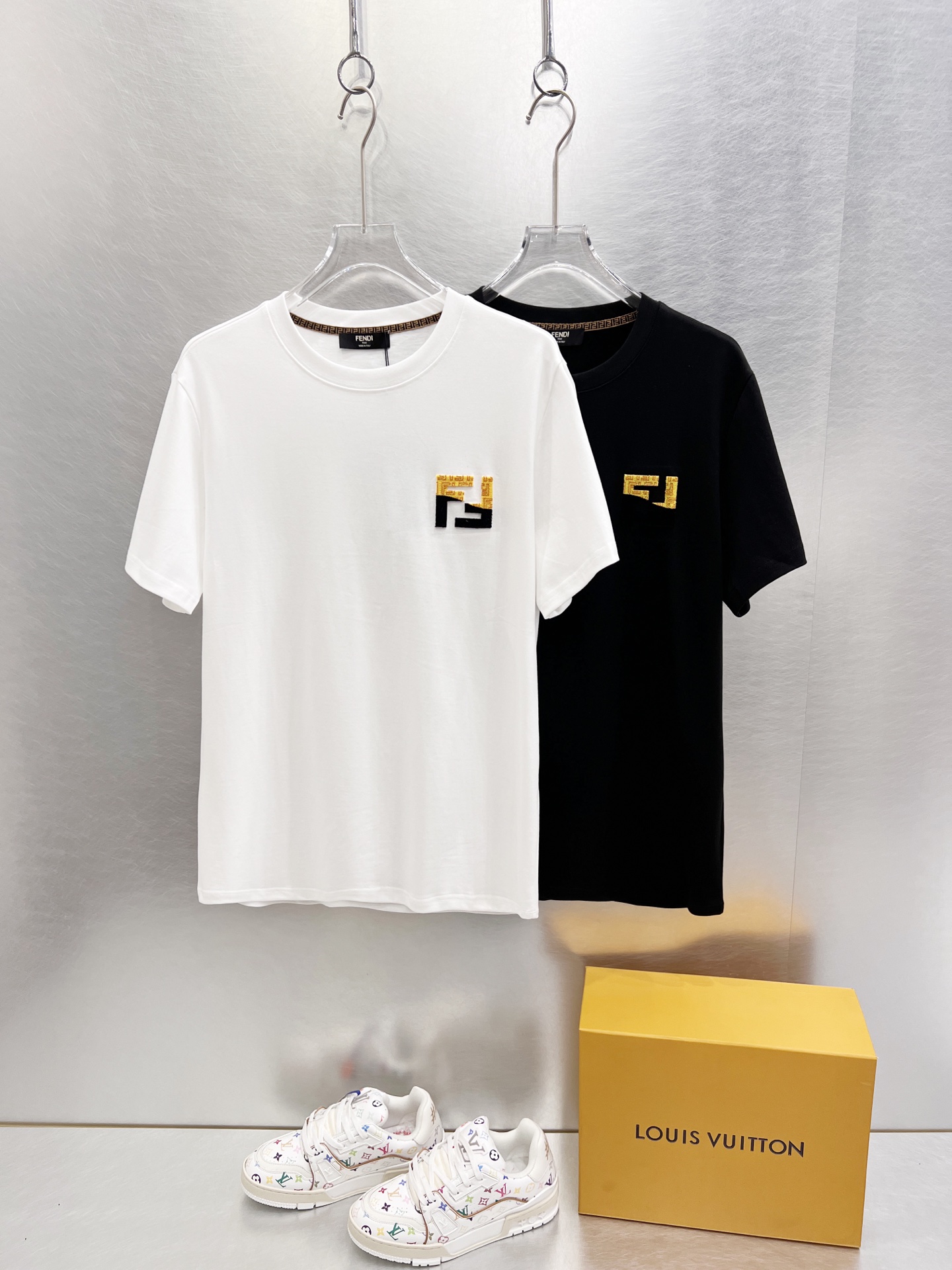   芬迪     ⚠️
重磅推荐！2025ss夏装新品 专柜在售 最新系列图案logo短袖T恤 必须人手