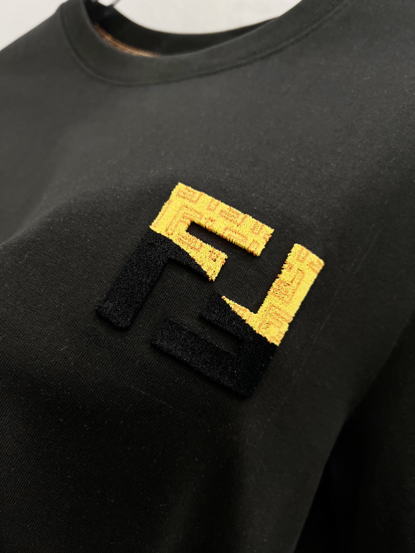   芬迪      ⚠️
重磅推荐！2025ss夏装新品 专柜在售 最新系列图案logo短袖T恤 必须人