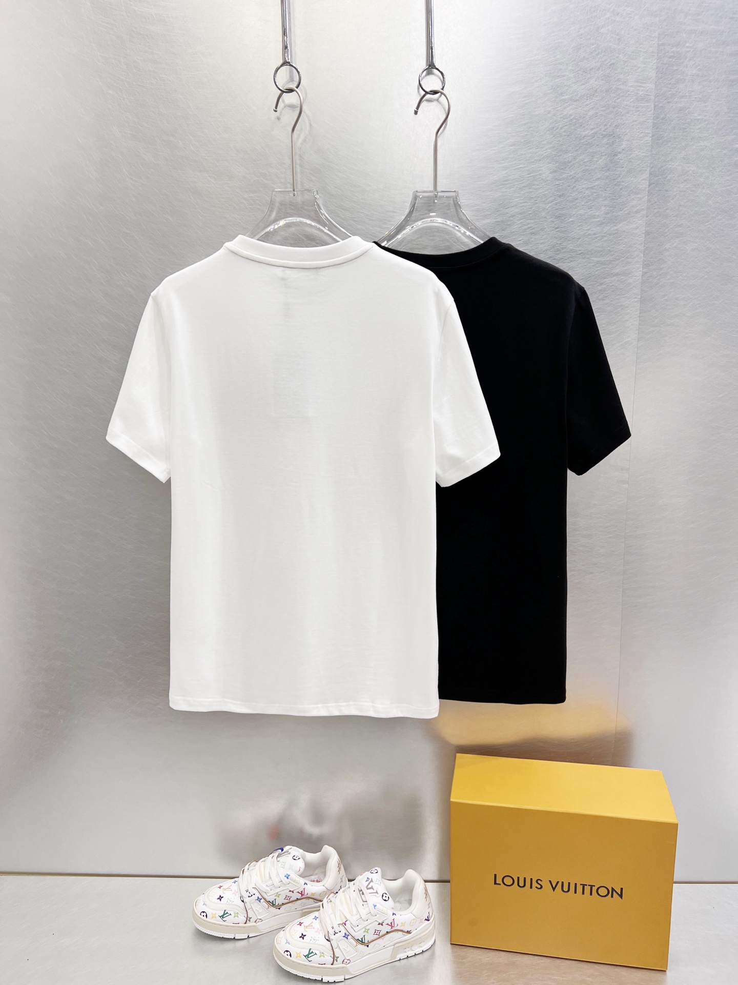   芬迪     ⚠️
重磅推荐！2025ss夏装新品 专柜在售 最新系列图案logo短袖T恤 必须人手