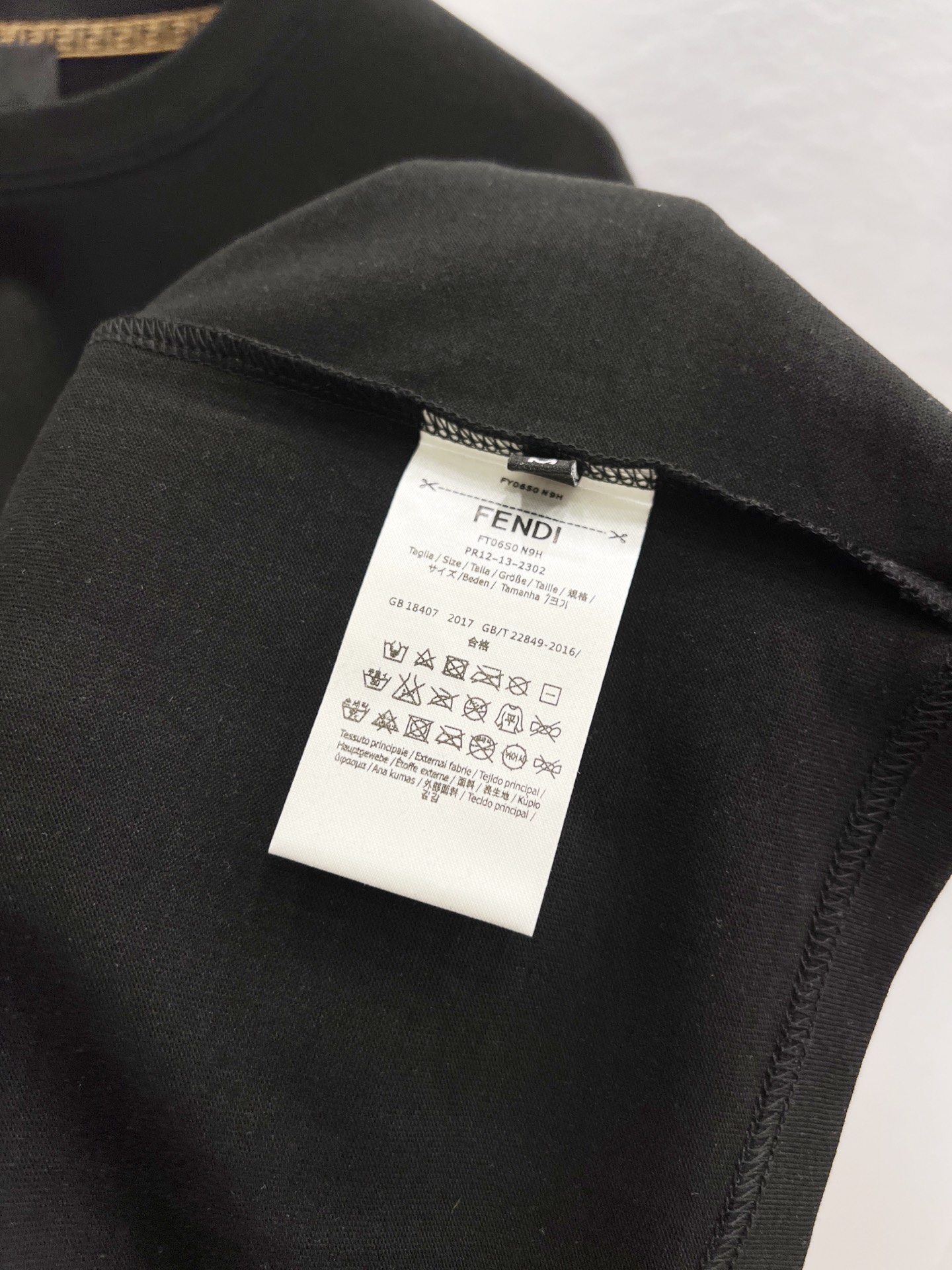   芬迪      ⚠️
重磅推荐！2025ss夏装新品 专柜在售 最新系列图案logo短袖T恤 必须人