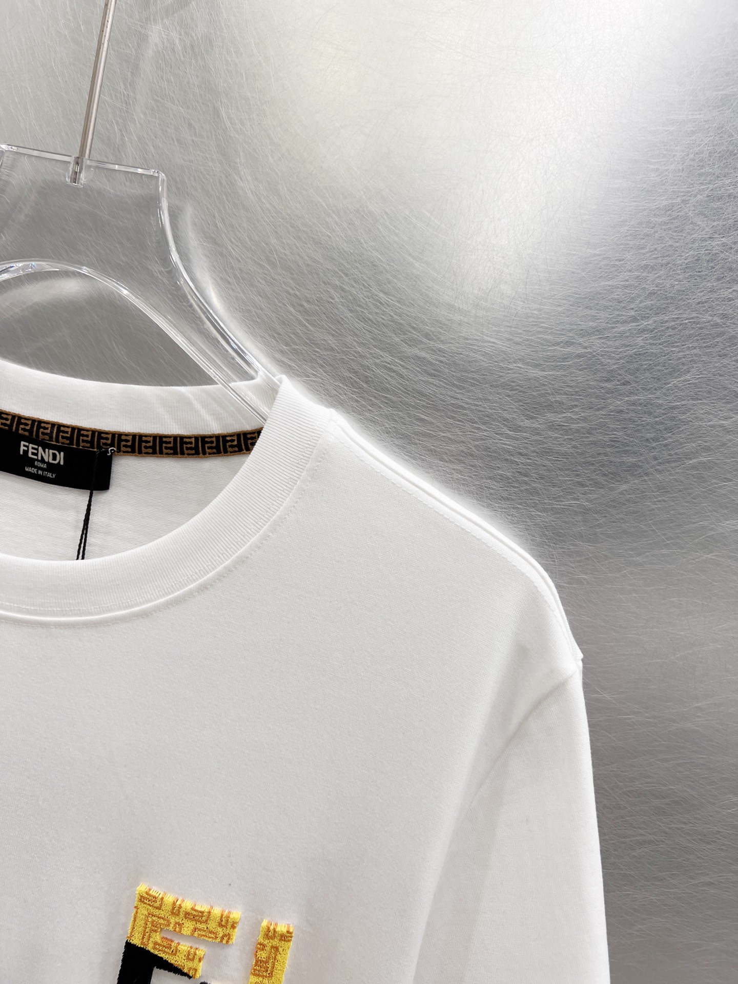   芬迪     ⚠️
重磅推荐！2025ss夏装新品 专柜在售 最新系列图案logo短袖T恤 必须人手