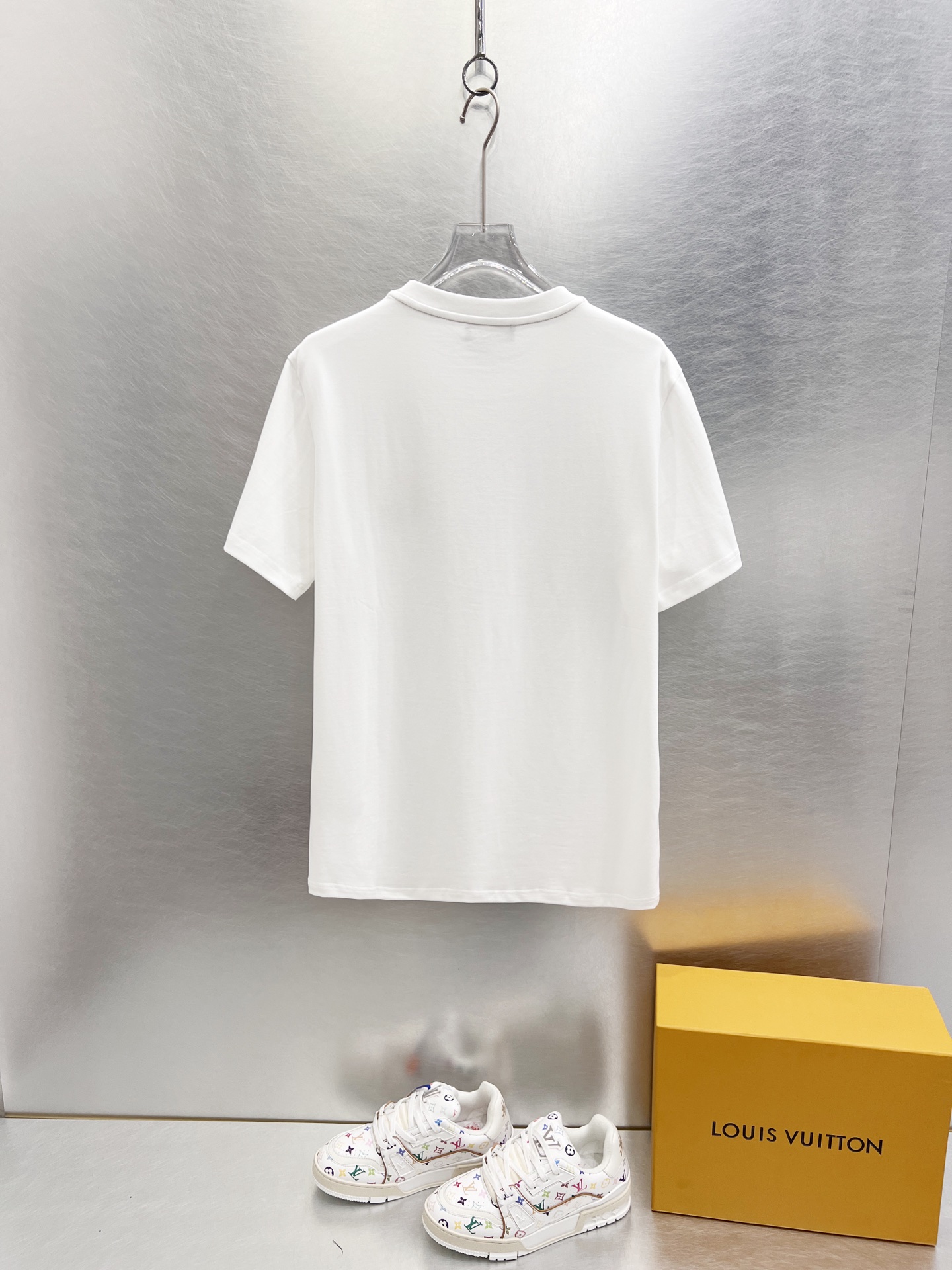   芬迪     ⚠️
重磅推荐！2025ss夏装新品 专柜在售 最新系列图案logo短袖T恤 必须人手