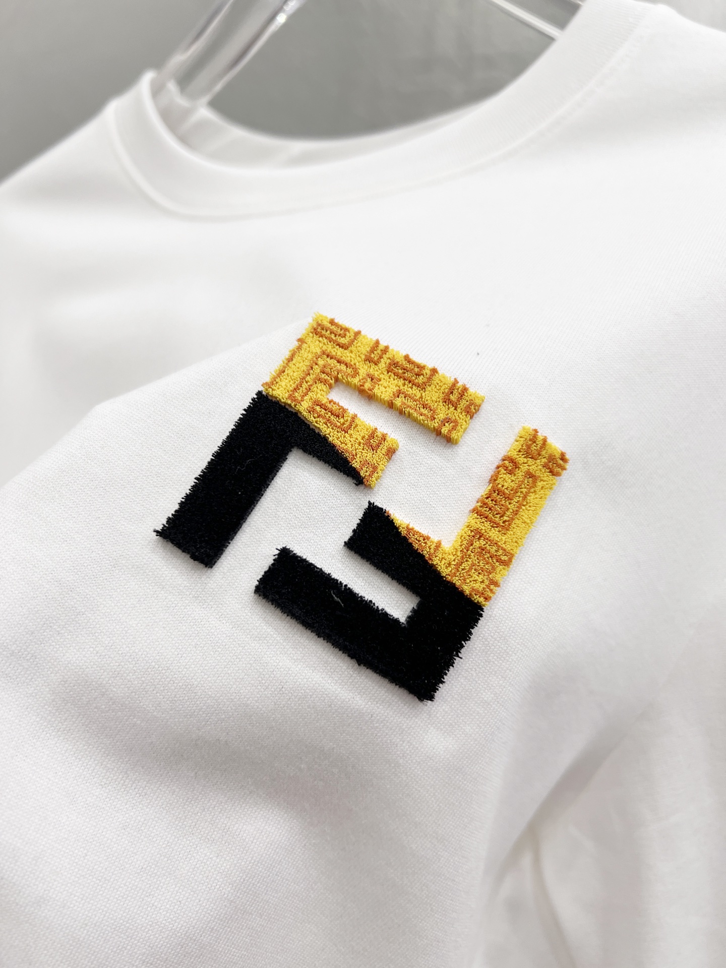   芬迪     ⚠️
重磅推荐！2025ss夏装新品 专柜在售 最新系列图案logo短袖T恤 必须人手