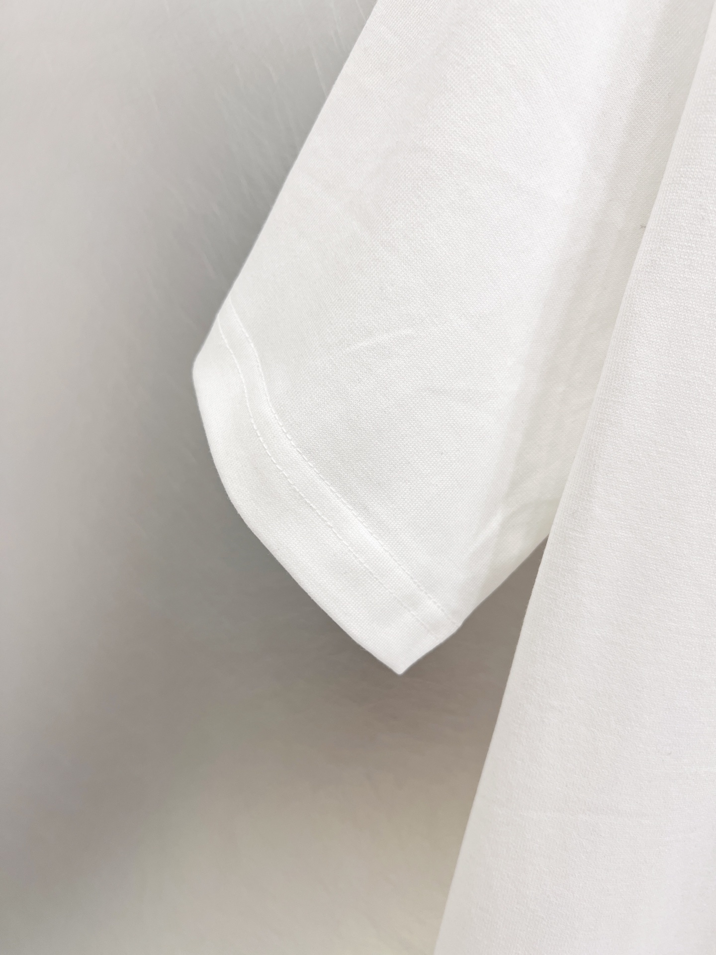   芬迪     ⚠️
重磅推荐！2025ss夏装新品 专柜在售 最新系列图案logo短袖T恤 必须人手