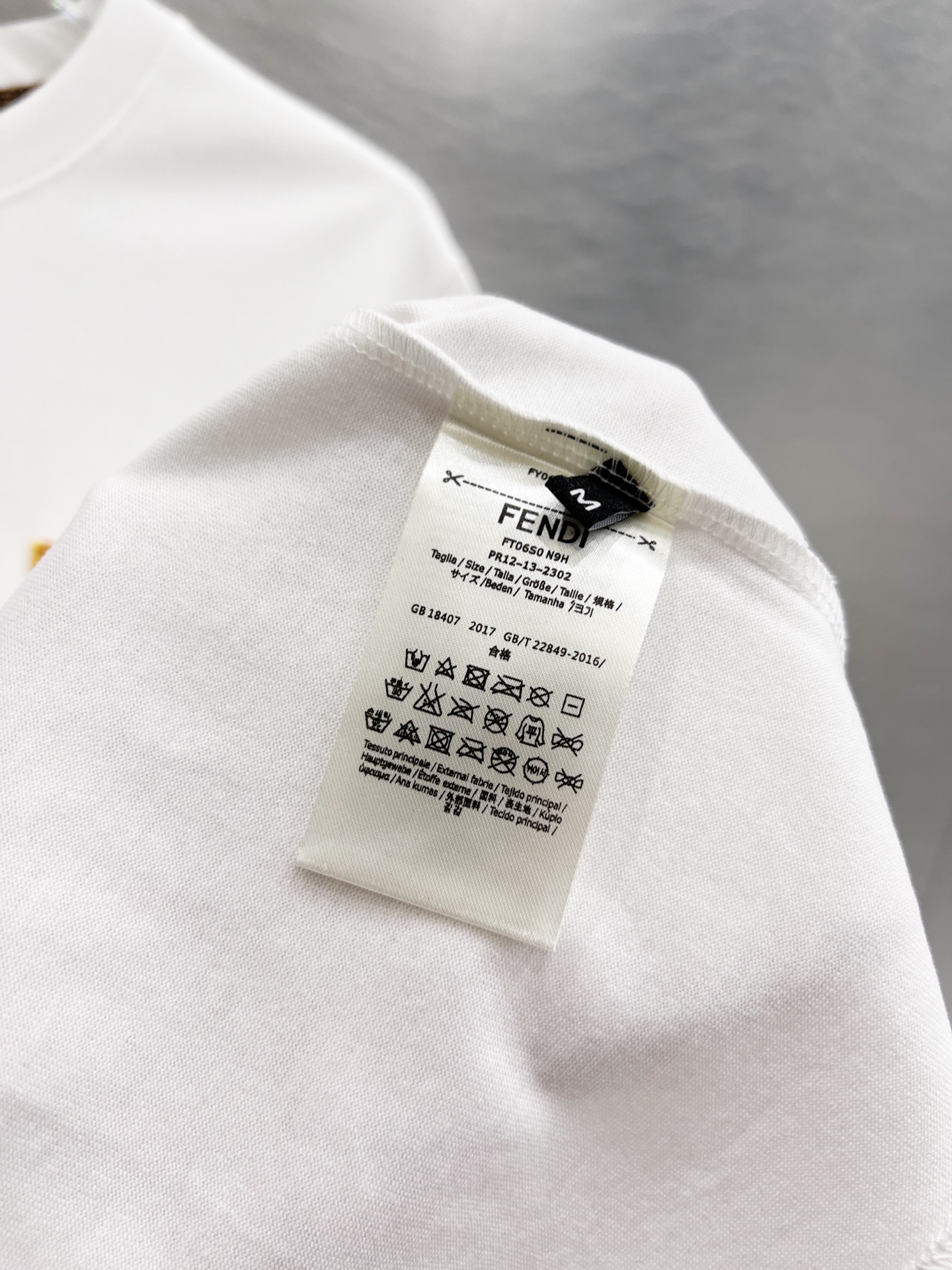   芬迪     ⚠️
重磅推荐！2025ss夏装新品 专柜在售 最新系列图案logo短袖T恤 必须人手