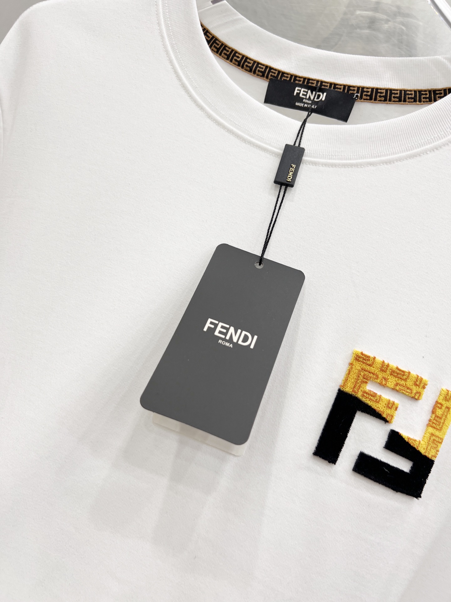   芬迪     ⚠️
重磅推荐！2025ss夏装新品 专柜在售 最新系列图案logo短袖T恤 必须人手