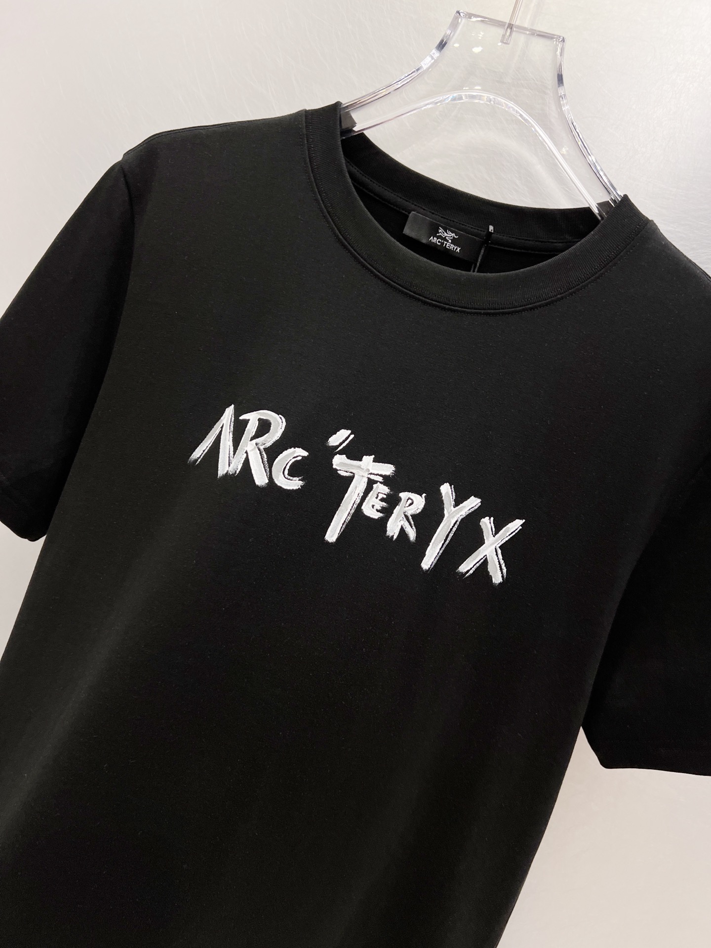   始祖鸟      ⚠️
重磅推荐！2025ss夏装新品 专柜在售 最新系列图案logo短袖T恤 必须