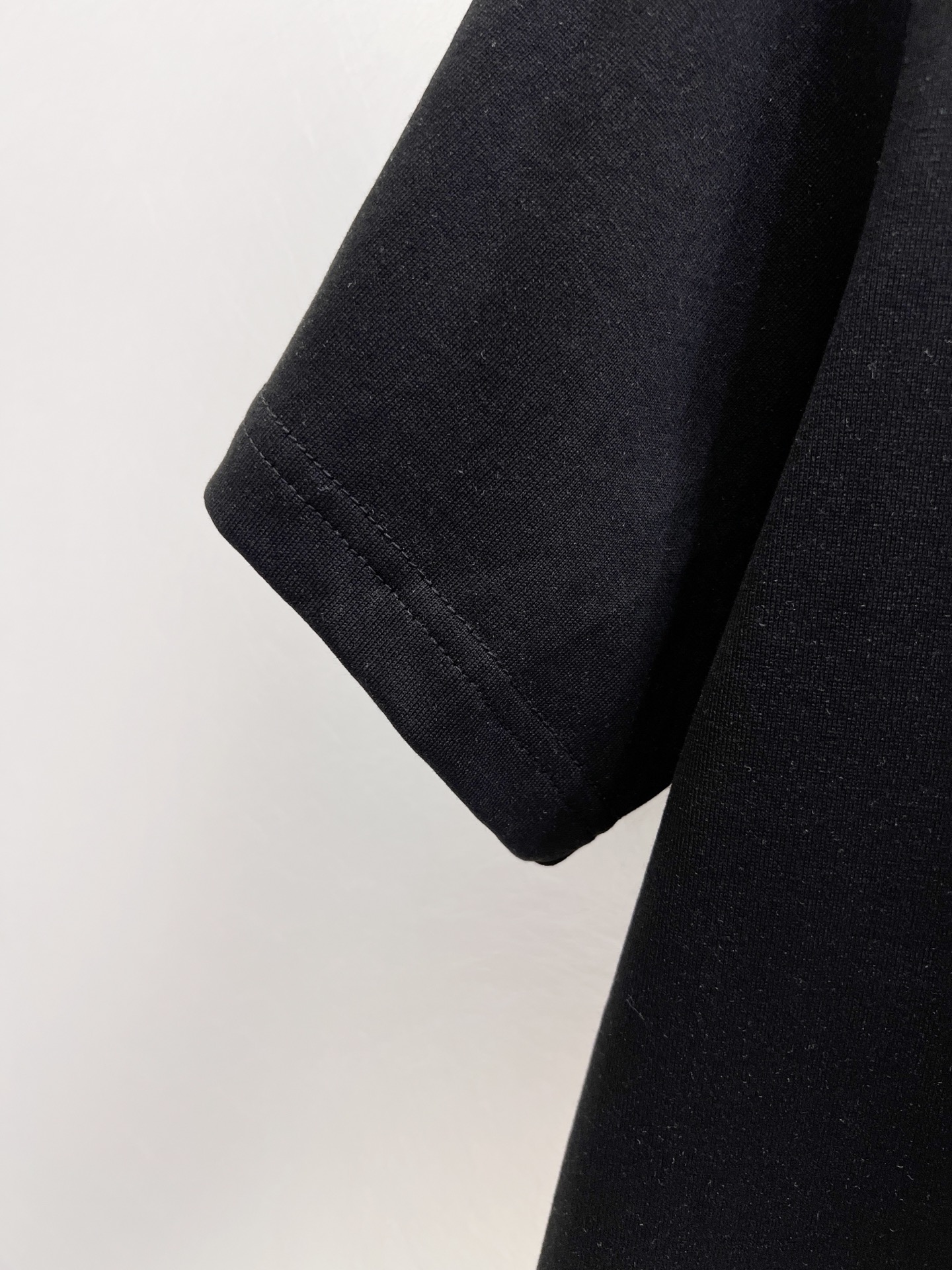   始祖鸟      ⚠️
重磅推荐！2025ss夏装新品 专柜在售 最新系列图案logo短袖T恤 必须