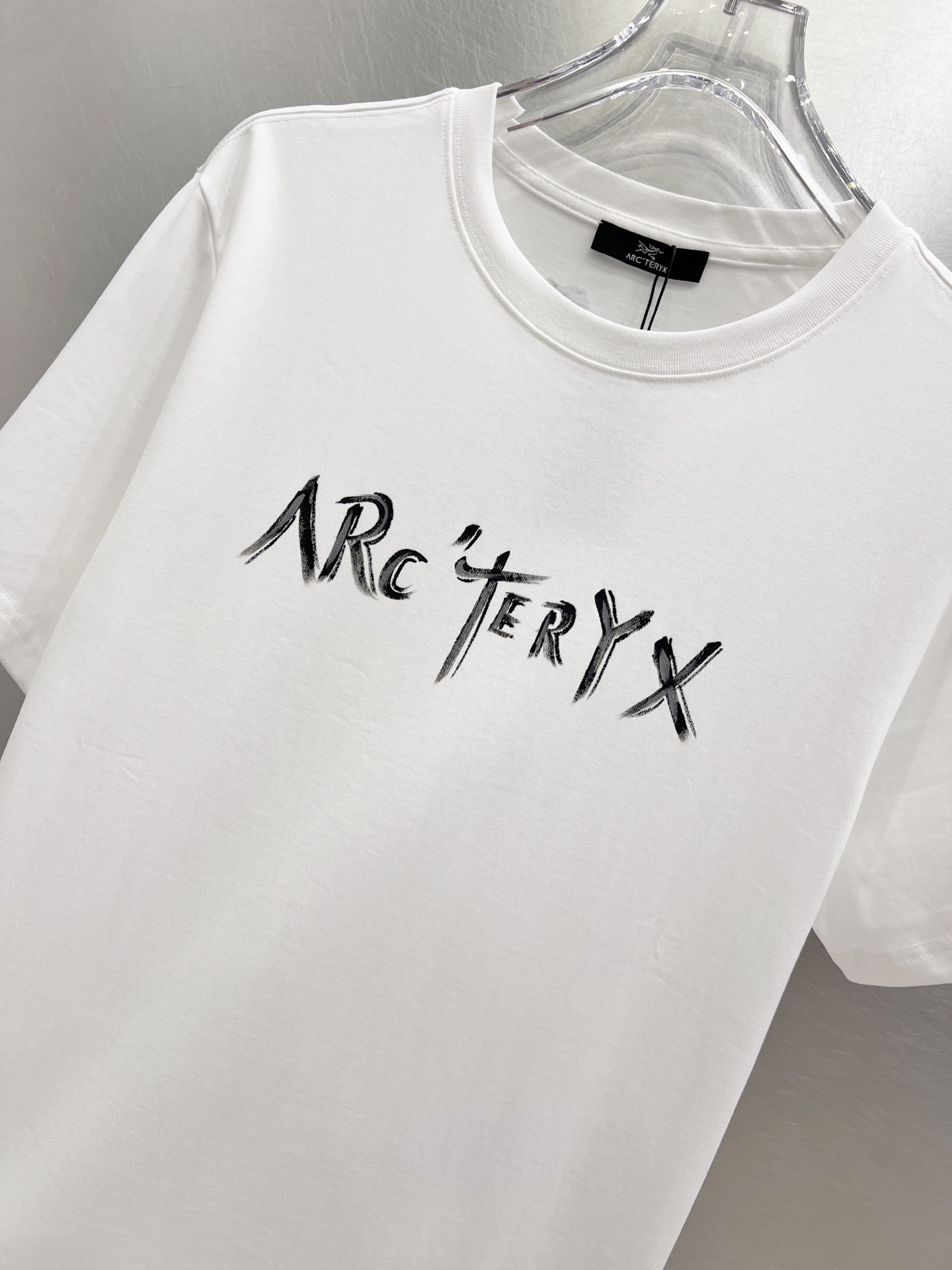   始祖鸟      ⚠️
重磅推荐！2025ss夏装新品 专柜在售 最新系列图案logo短袖T恤 必须