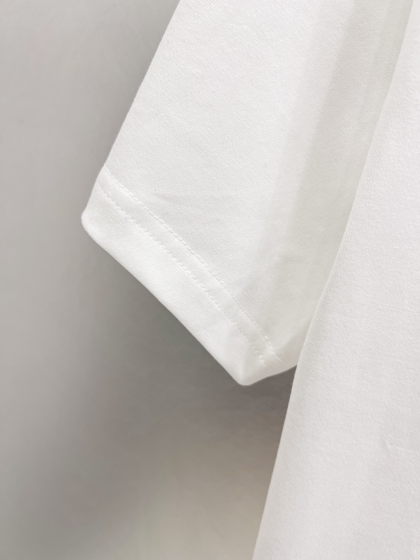   始祖鸟      ⚠️
重磅推荐！2025ss夏装新品 专柜在售 最新系列图案logo短袖T恤 必须