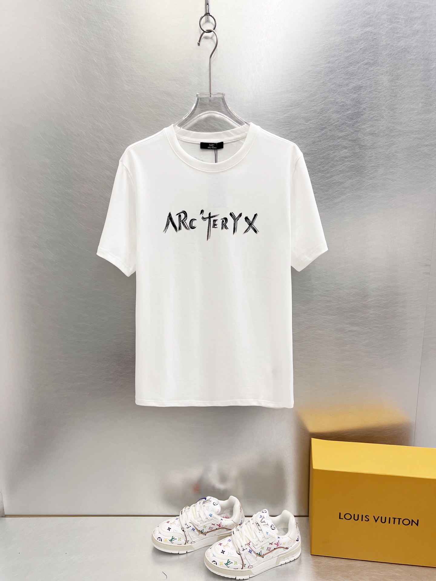 NO:519301,Archaeopteryx Recommended!  2025ss summer clothing new products, on sale in counter, the latest series of pattern logo short-sleeved T-shirts, the rhythm of each person having to hand in one piece!  Imported top combed cotton fabric is extremely skin-friendly and comfortable. It is very delicate to touch, has a good texture, and perfectly reflects the three-dimensional feeling. It is in line with the brand's consistent design style. It is a very good overall style. It is completely fine to wear it alone. Size S-XXL, arc'teryx, T-shirt,tees, t-shirt,alexander wang19860909始祖鸟 重磅推荐！2025ss夏装新品 专柜在售 最新系列图案logo短袖T恤 必须人手一件的节奏！进口顶极精梳棉面料,极为亲肤舒适 摸上去非常的细腻,质感很好,完美体现立体感 符合品牌一贯设计风格,整体非常不错的一款,内搭单穿都完全没问题 尺码 S-XXL,arc'teryx,T-shirt,tees，t-shirt,alexander wang,Men's clothing