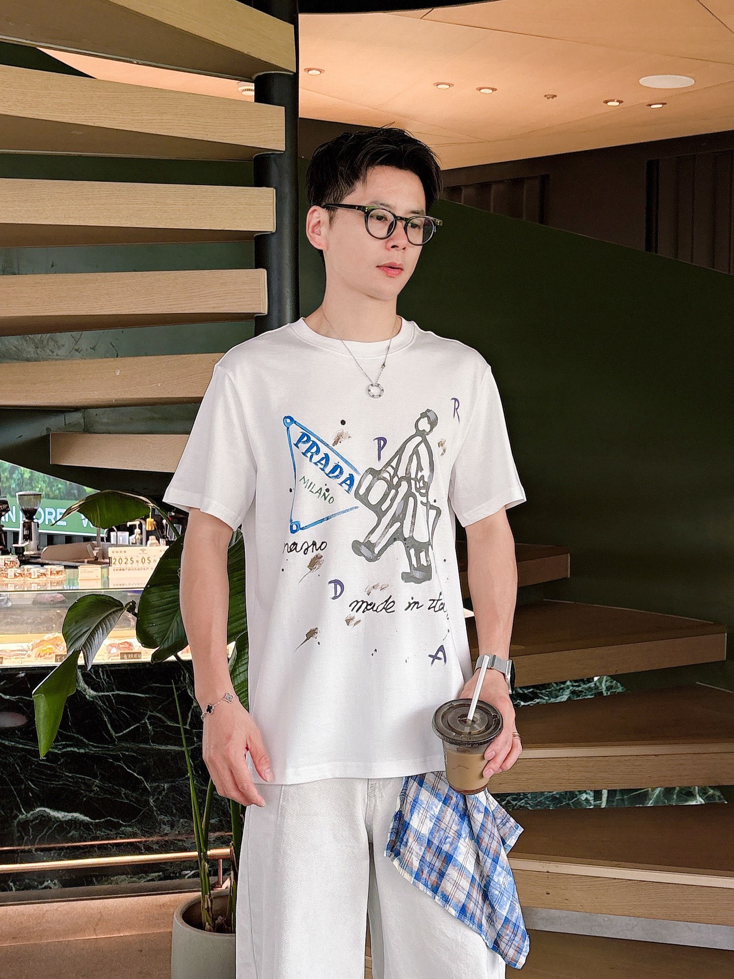 NO:431623,.Prada exclusively offers new original single men's casual short sleeves, high-end customization, high-end version, fashionable and versatile imported fabric, super soft and delicate, skin-friendly and comfortable to wear, high-end boutique, OEM fine-made top body, very good, men's essential items, three-standard complete color, black and white, Size S-2XL Size S shoulder width 46, bust 102, 66, sleeve length 22, M Size Shoulder width 47, bust 106, 67, sleeve length 23, L Size Shoulder width 48, bust 110, 68, sleeve length 24, XL Size Shoulder width 49, bust 114, 69, sleeve length 25, 2XL Size Shoulder width 50, bust 116, 70, sleeve length 26,,prada,prada,T-shirt,alexander wang19860909.Prada普拉达独家专供新款原单男士休闲短袖 高端定制 高版本 时尚百搭爆款进口面料 手感超柔软细腻 穿着亲肤舒适 高端精品 代工厂精细做上身非常赞 男士必备单品 三标齐全 颜色黑色白色 尺码S-2XL S码肩宽46 胸围102 衣长66 袖长22 M码肩宽47 胸围106 衣长67 袖长23 L码肩宽48 胸围110 衣长68 袖长24 XL码肩宽49 胸围114 衣长69 袖长25 2XL码肩宽50 胸围116 衣长70 袖长26,,prada,prada,T-shirt,alexander wang,Men's clothing