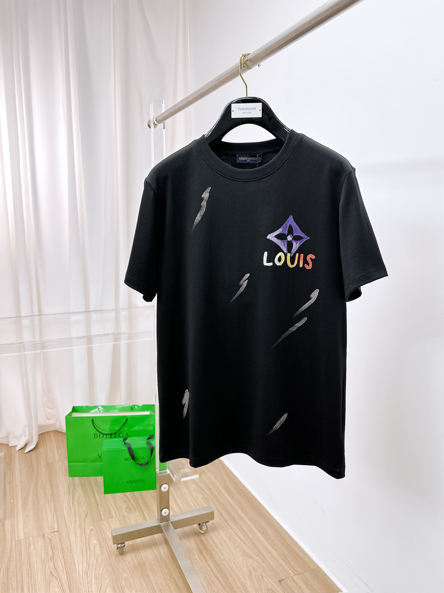 NO:413396,.Louis Home 2025SS new first-time counter latest short-sleeved round-neck T-shirt, high-end customization, avant-garde and fashionable design!  Brand logo heavy craft design, high-end customized 250g fabric, soft feel, comfortable to wear, exquisite counter-level car line, fine workmanship, invincible and handsome upper body effect!  A must-have item for handsome men!  Color black. White. S-2XL, louis vuitton, T-shirt,tees, t-shirt,alexander wang19860909.路易家 2025SS新款首发专柜最新款短袖圆领T恤 高端订制 设计前卫时尚！品牌logo重工艺设计 高端定制250克面料.手感柔软.穿着舒适.专柜级别精致车线.做工精细.上身效果无敌帅气！型男必备单品！颜色黑色.白色.码数S-2XL,,louis vuitton,T-shirt,tees，t-shirt,alexander wang,Men's clothing