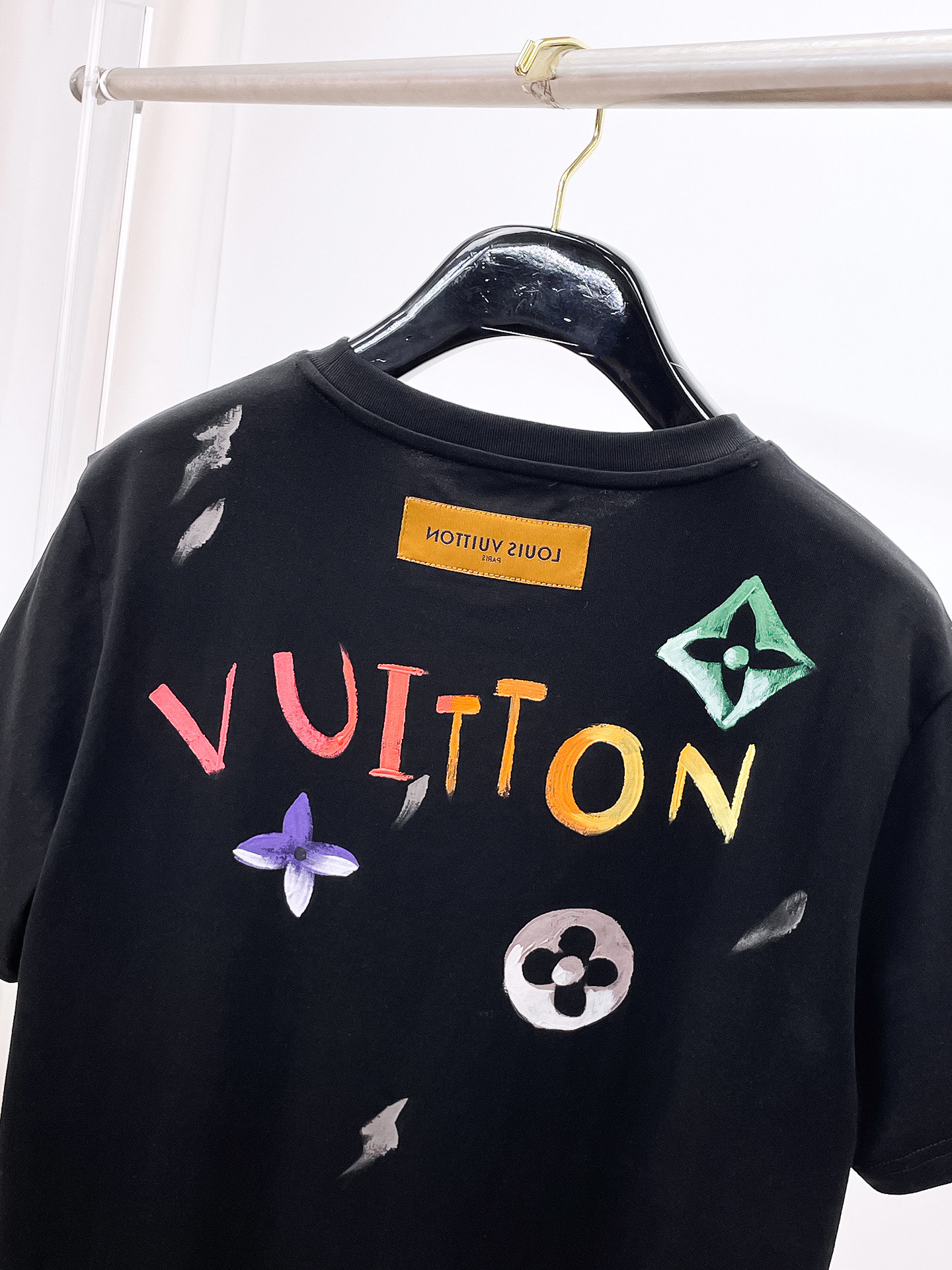    。路易家 2025SS新款首发专柜最新款短袖圆领T恤 高端订制 设计前卫时尚！品牌logo重工艺设