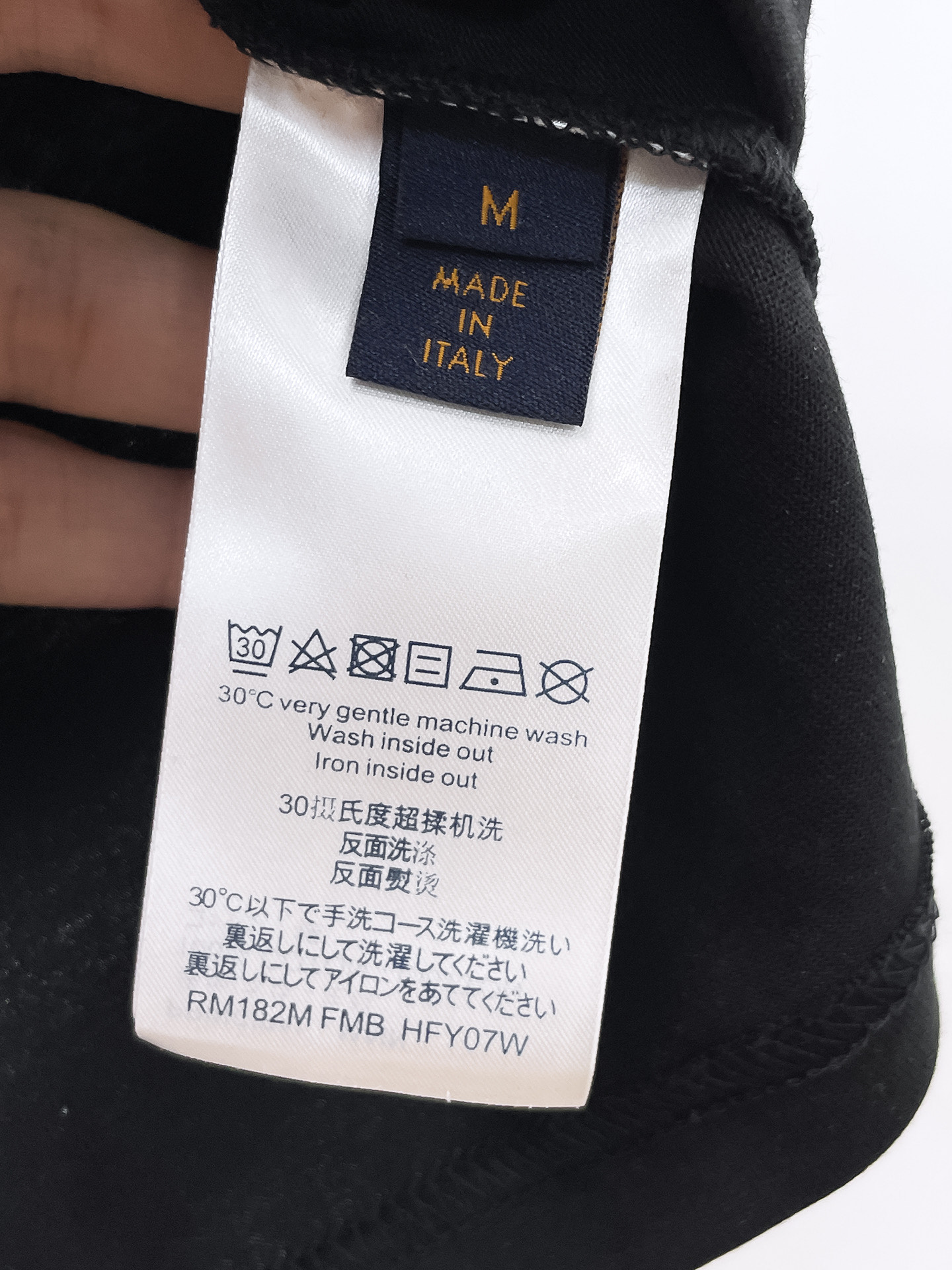    。路易家 2025SS新款首发专柜最新款短袖圆领T恤 高端订制 设计前卫时尚！品牌logo重工艺设