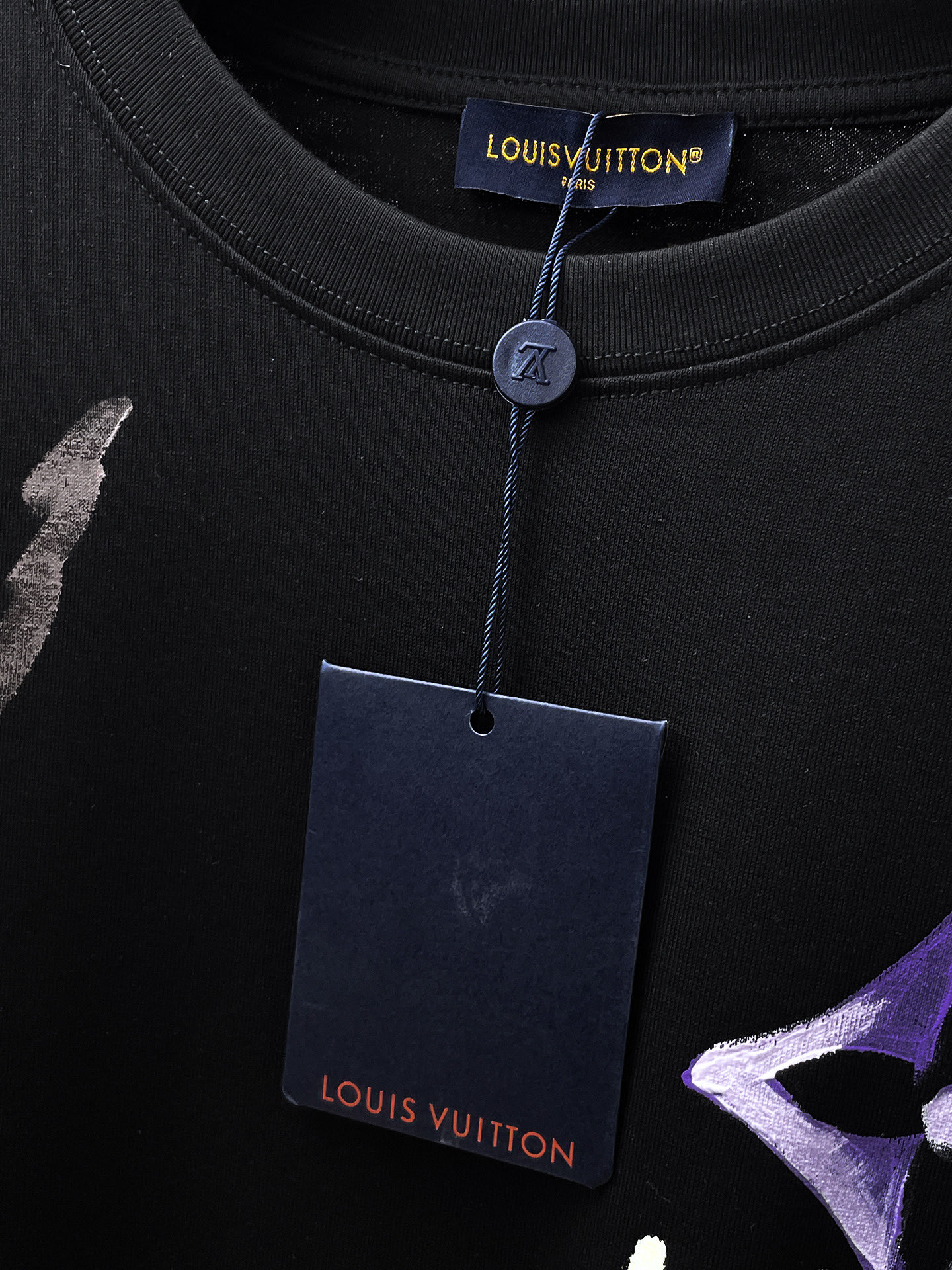    。路易家 2025SS新款首发专柜最新款短袖圆领T恤 高端订制 设计前卫时尚！品牌logo重工艺设