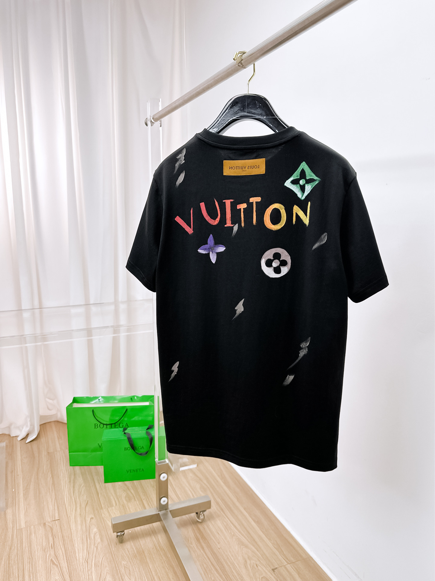    。路易家 2025SS新款首发专柜最新款短袖圆领T恤 高端订制 设计前卫时尚！品牌logo重工艺设