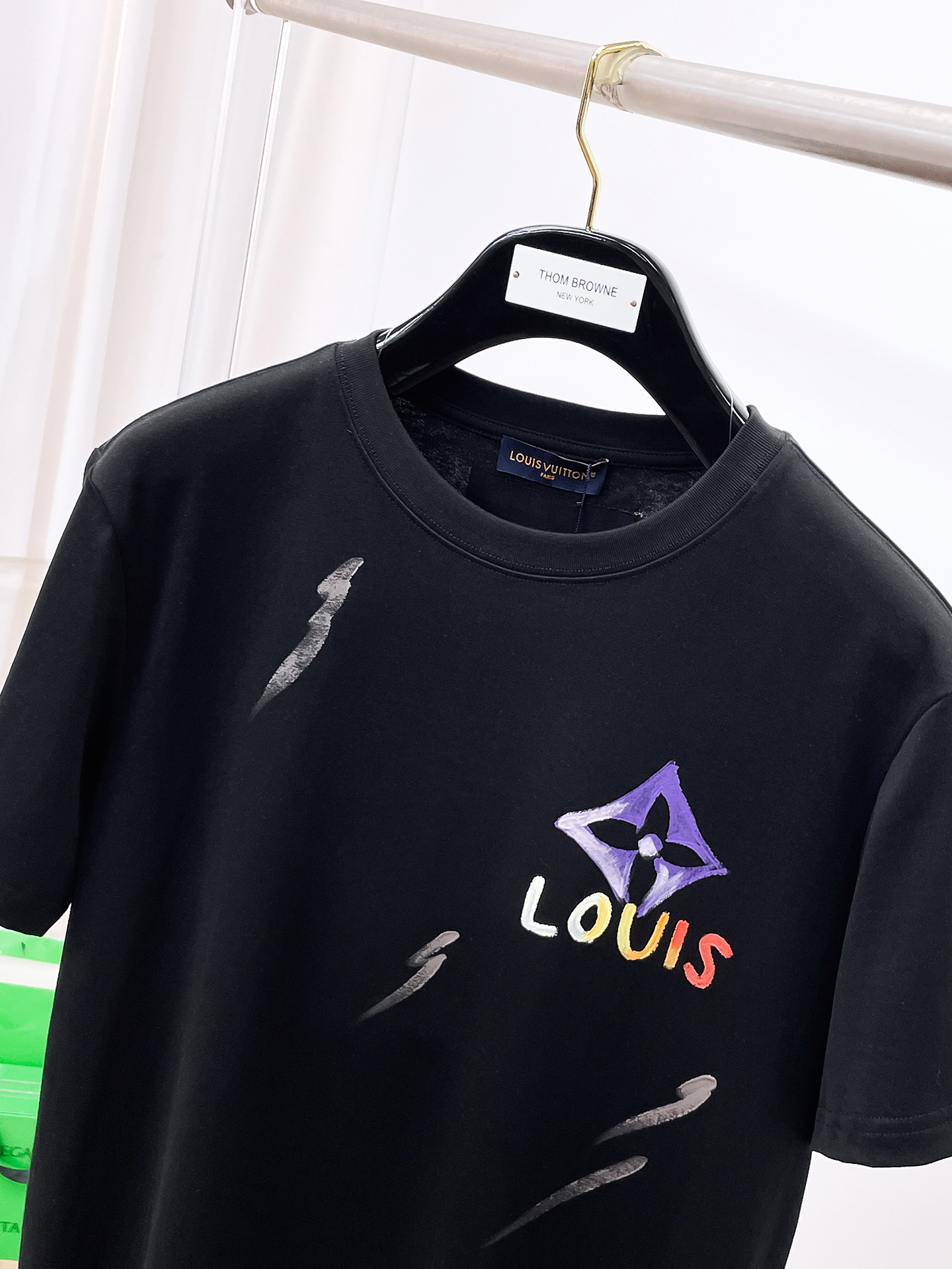    。路易家 2025SS新款首发专柜最新款短袖圆领T恤 高端订制 设计前卫时尚！品牌logo重工艺设