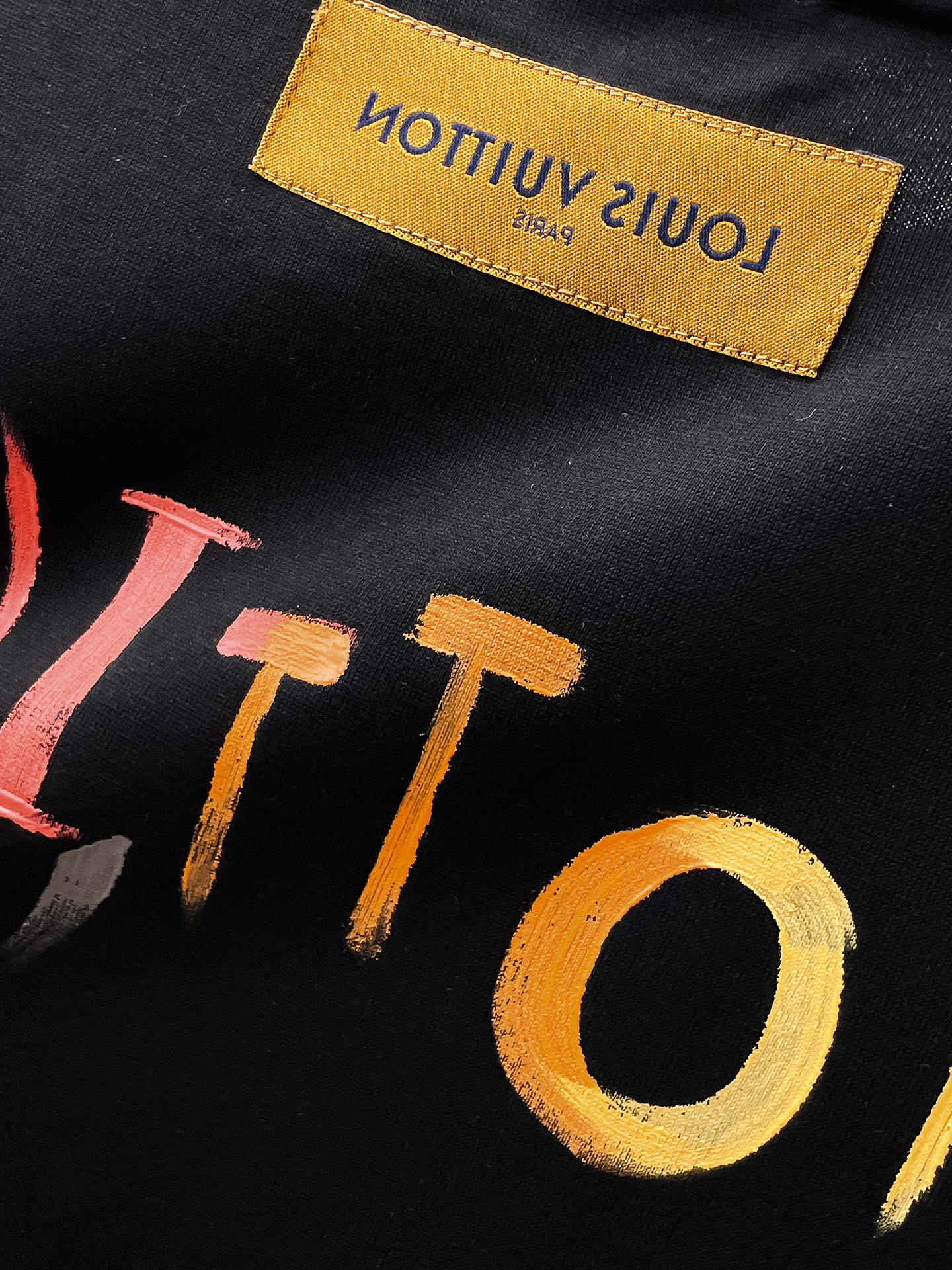    。路易家 2025SS新款首发专柜最新款短袖圆领T恤 高端订制 设计前卫时尚！品牌logo重工艺设