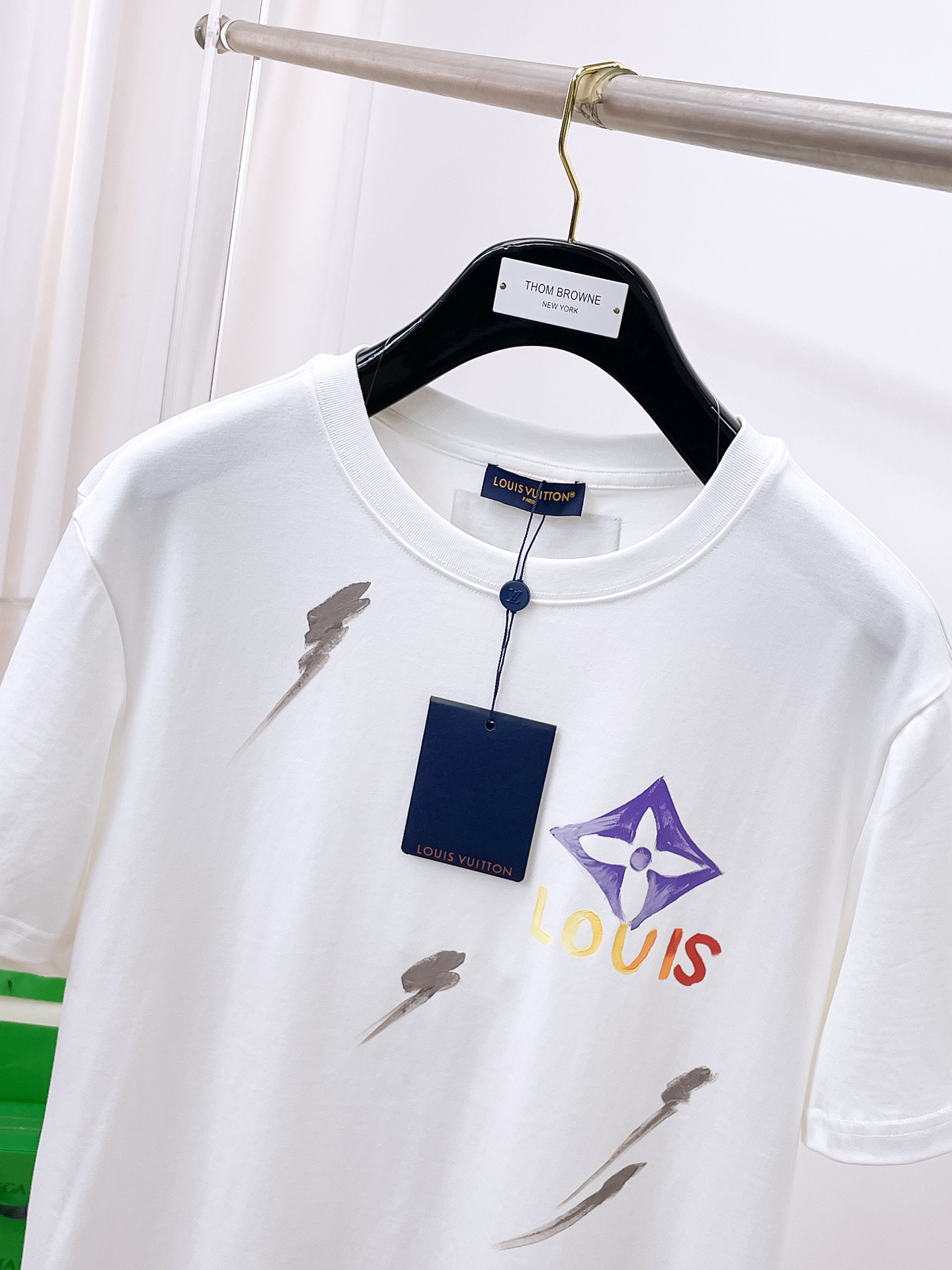    。路易家 2025SS新款首发专柜最新款短袖圆领T恤 高端订制 设计前卫时尚！品牌logo重工艺设