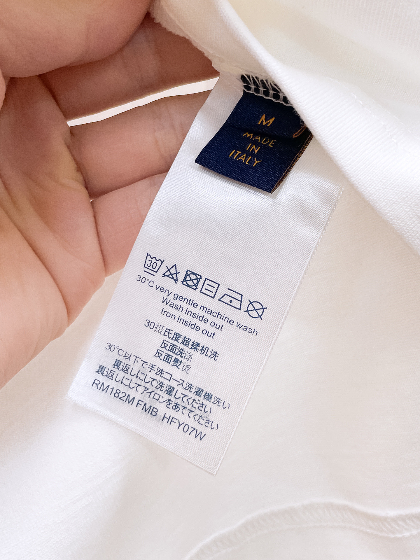    。路易家 2025SS新款首发专柜最新款短袖圆领T恤 高端订制 设计前卫时尚！品牌logo重工艺设