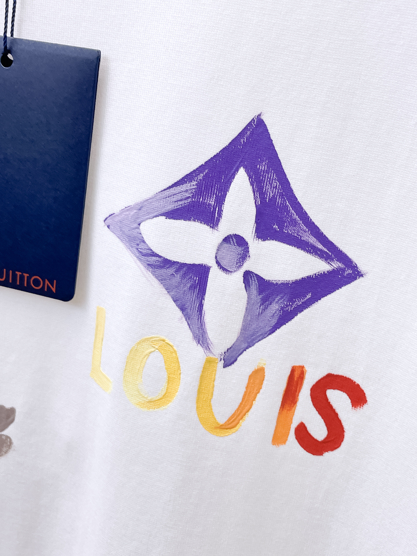    。路易家 2025SS新款首发专柜最新款短袖圆领T恤 高端订制 设计前卫时尚！品牌logo重工艺设