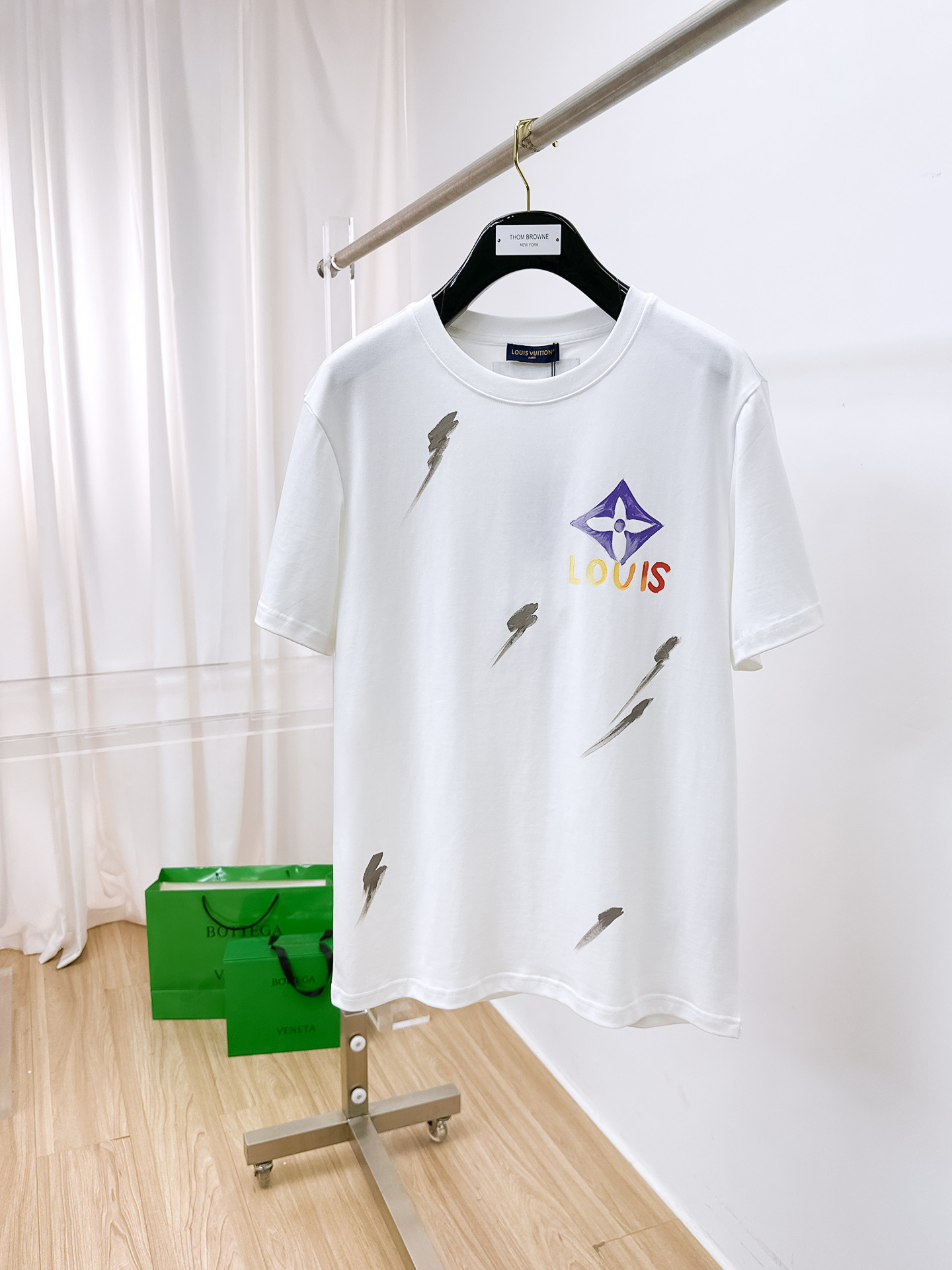 NO:413400,.Louis Home 2025SS new first-time counter latest short-sleeved round-neck T-shirt, high-end customization, avant-garde and fashionable design!  Brand logo heavy craft design, high-end customized 250g fabric, soft feel, comfortable to wear, exquisite counter-level car line, fine workmanship, invincible and handsome upper body effect!  A must-have item for handsome men!  Color black. White. S-2XL, louis vuitton, T-shirt,tees, t-shirt,alexander wang19860909.路易家 2025SS新款首发专柜最新款短袖圆领T恤 高端订制 设计前卫时尚！品牌logo重工艺设计 高端定制250克面料.手感柔软.穿着舒适.专柜级别精致车线.做工精细.上身效果无敌帅气！型男必备单品！颜色黑色.白色.码数S-2XL,,louis vuitton,T-shirt,tees，t-shirt,alexander wang,Men's clothing