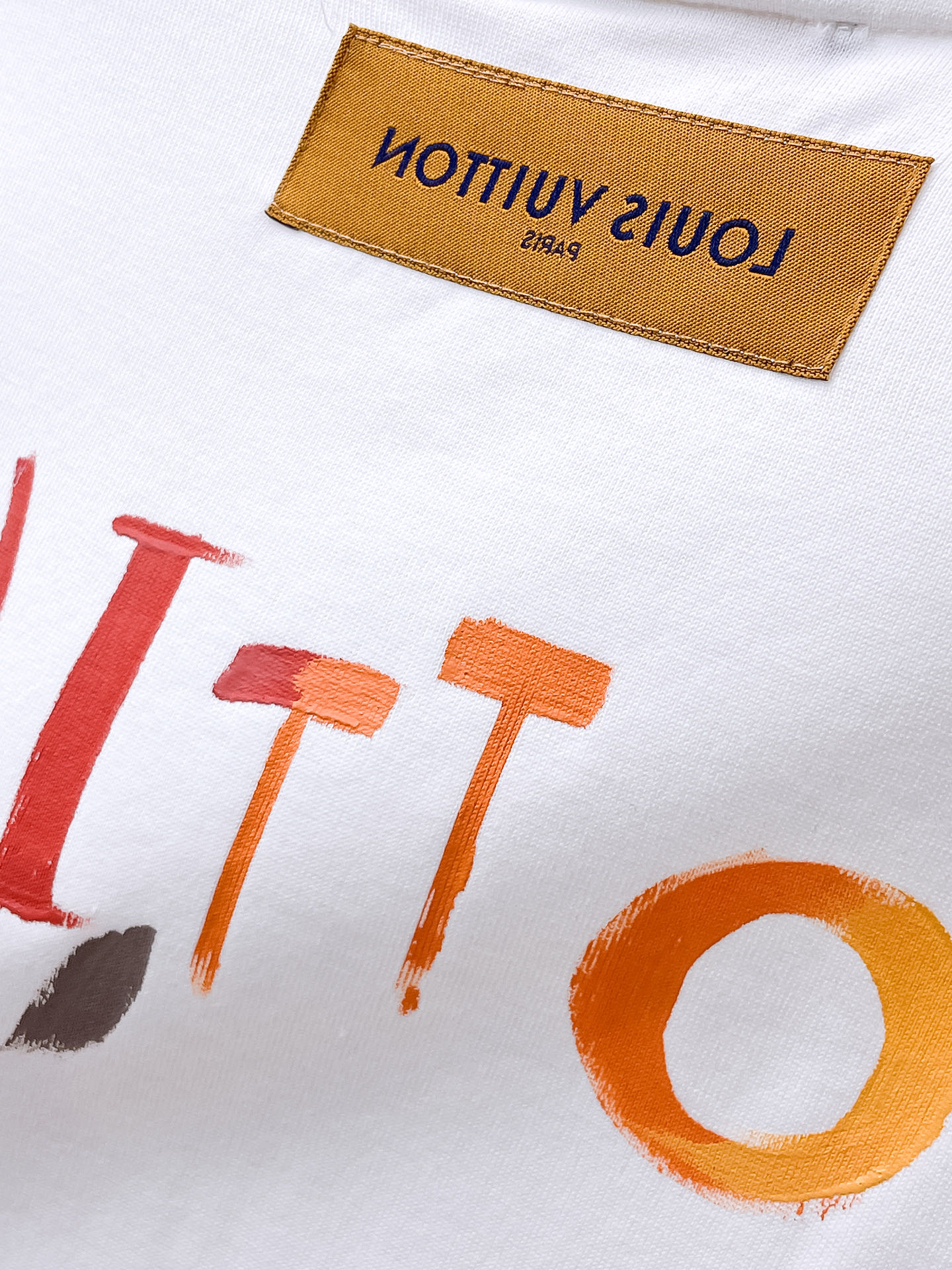    。路易家 2025SS新款首发专柜最新款短袖圆领T恤 高端订制 设计前卫时尚！品牌logo重工艺设