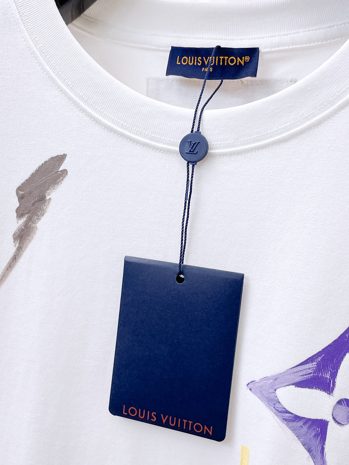    。路易家 2025SS新款首发专柜最新款短袖圆领T恤 高端订制 设计前卫时尚！品牌logo重工艺设