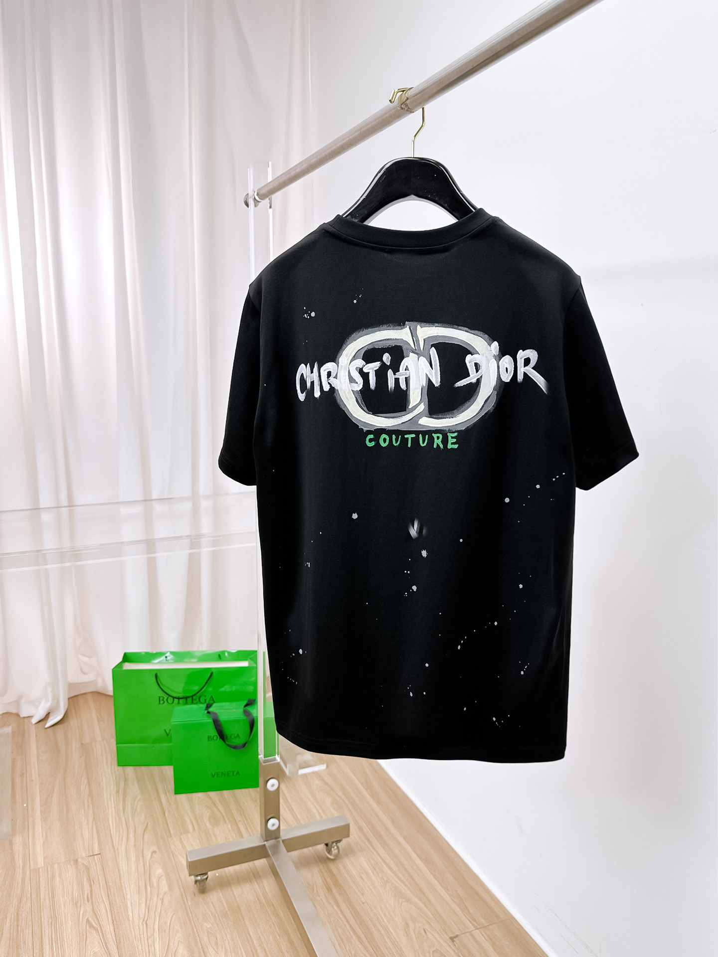    。迪奥家 2025SS新款首发专柜最新款短袖圆领T恤 高端订制 设计前卫时尚！品牌logo重工艺设