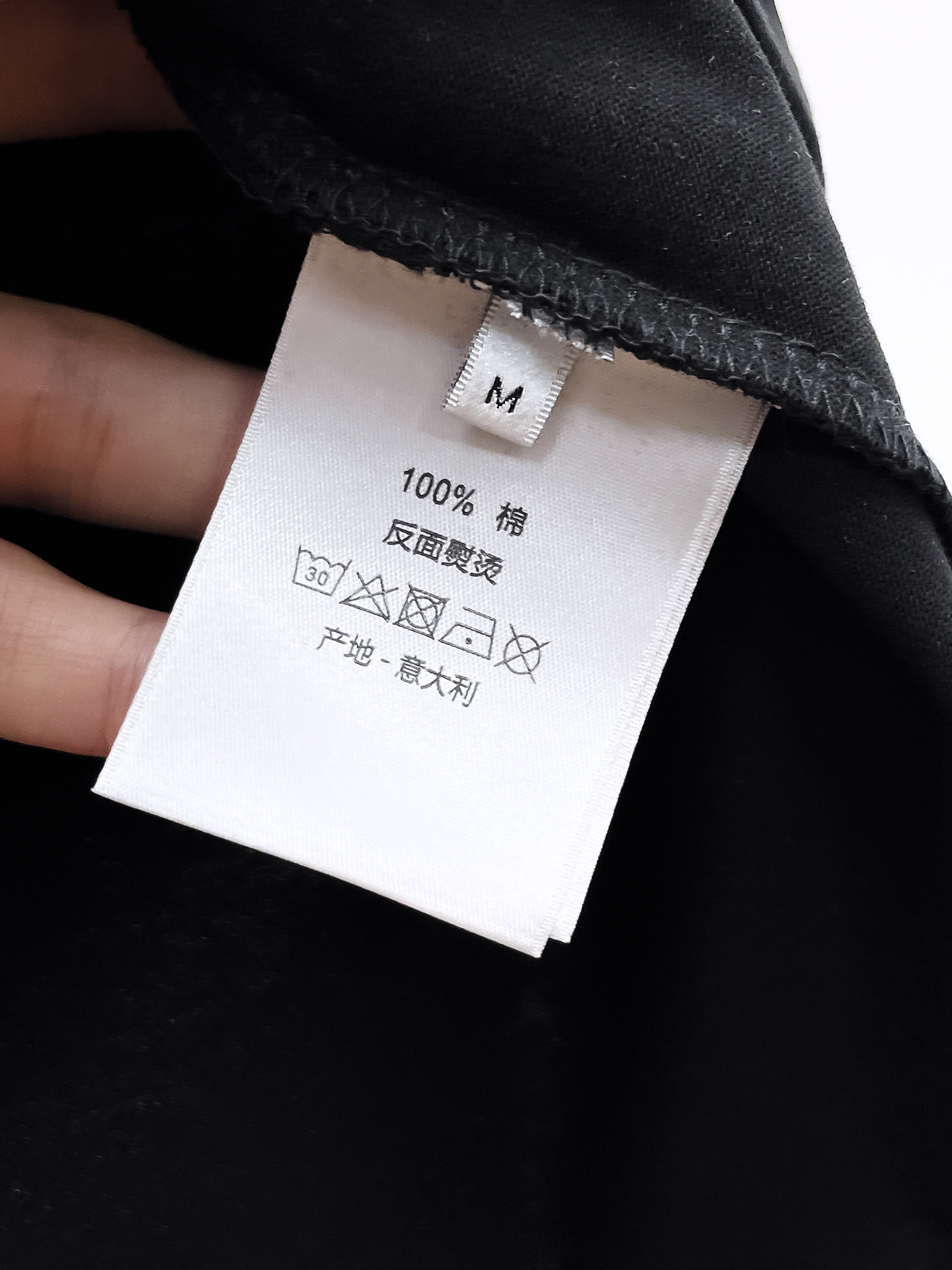    。迪奥家 2025SS新款首发专柜最新款短袖圆领T恤 高端订制 设计前卫时尚！品牌logo重工艺设