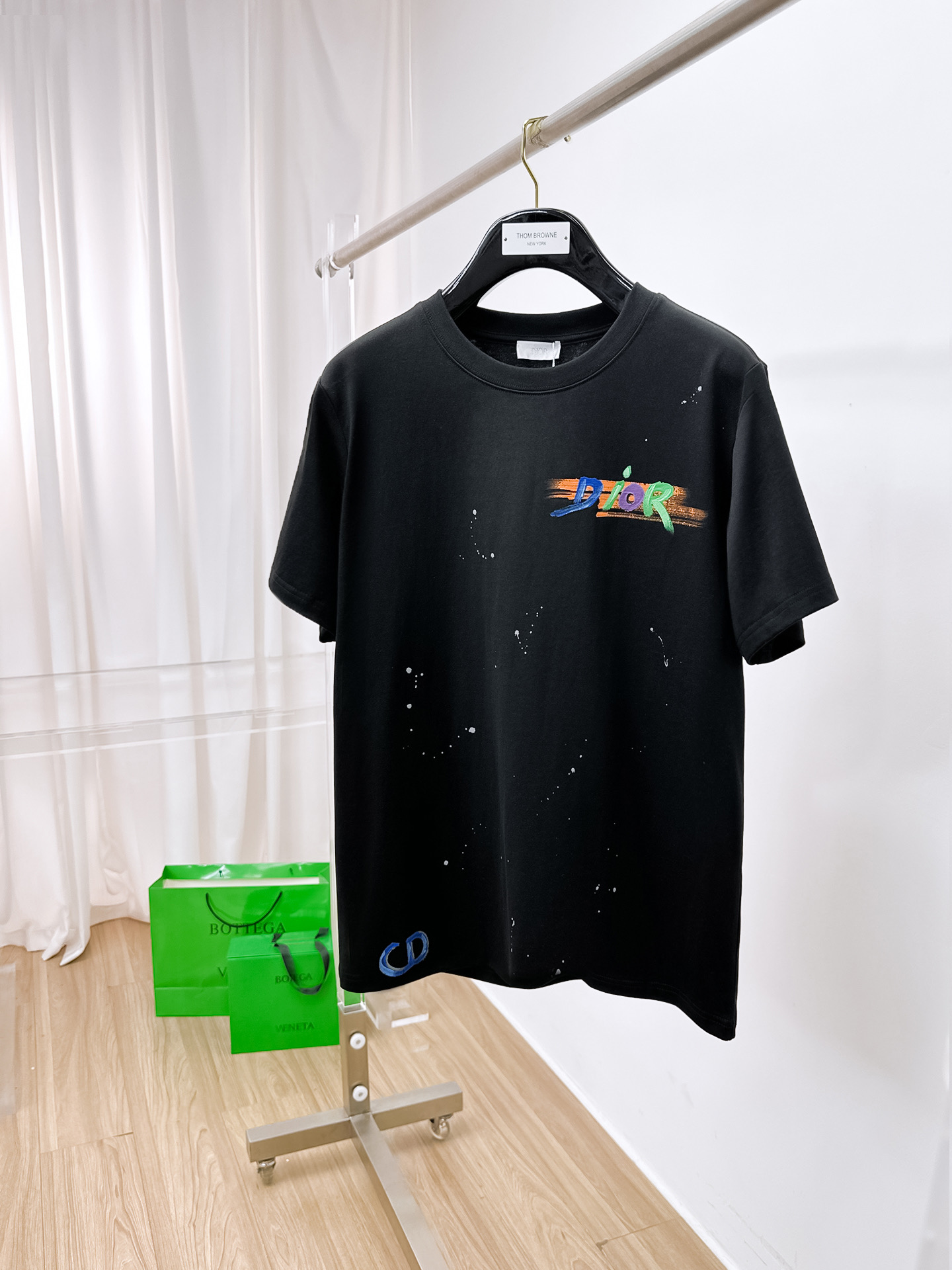 NO:413404,.Dio Home 2025SS new first-time counter latest short-sleeved round-neck T-shirt, high-end customization, avant-garde and fashionable design!  Brand logo heavy craft design, high-end customized 250g fabric, soft feel, comfortable to wear, exquisite counter-level car line, fine workmanship, invincible and handsome upper body effect!  A must-have item for handsome men!  Color black. White. S-2XL, dior, T-shirt,tees, t-shirt,alexander wang19860909.迪奥家 2025SS新款首发专柜最新款短袖圆领T恤 高端订制 设计前卫时尚！品牌logo重工艺设计 高端定制250克面料.手感柔软.穿着舒适.专柜级别精致车线.做工精细.上身效果无敌帅气！型男必备单品！颜色黑色.白色.码数S-2XL,,dior,T-shirt,tees，t-shirt,alexander wang,Men's clothing