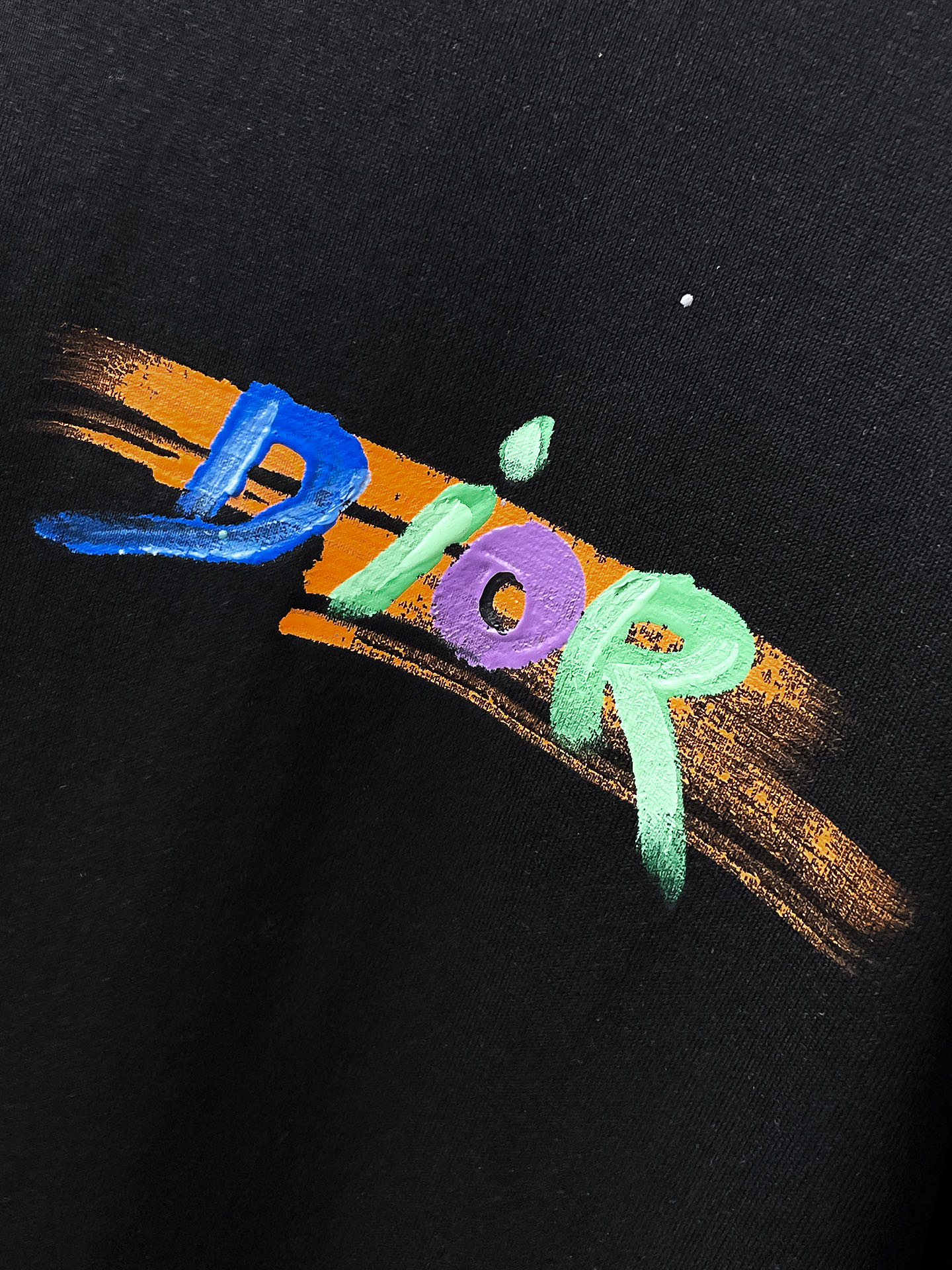    。迪奥家 2025SS新款首发专柜最新款短袖圆领T恤 高端订制 设计前卫时尚！品牌logo重工艺设