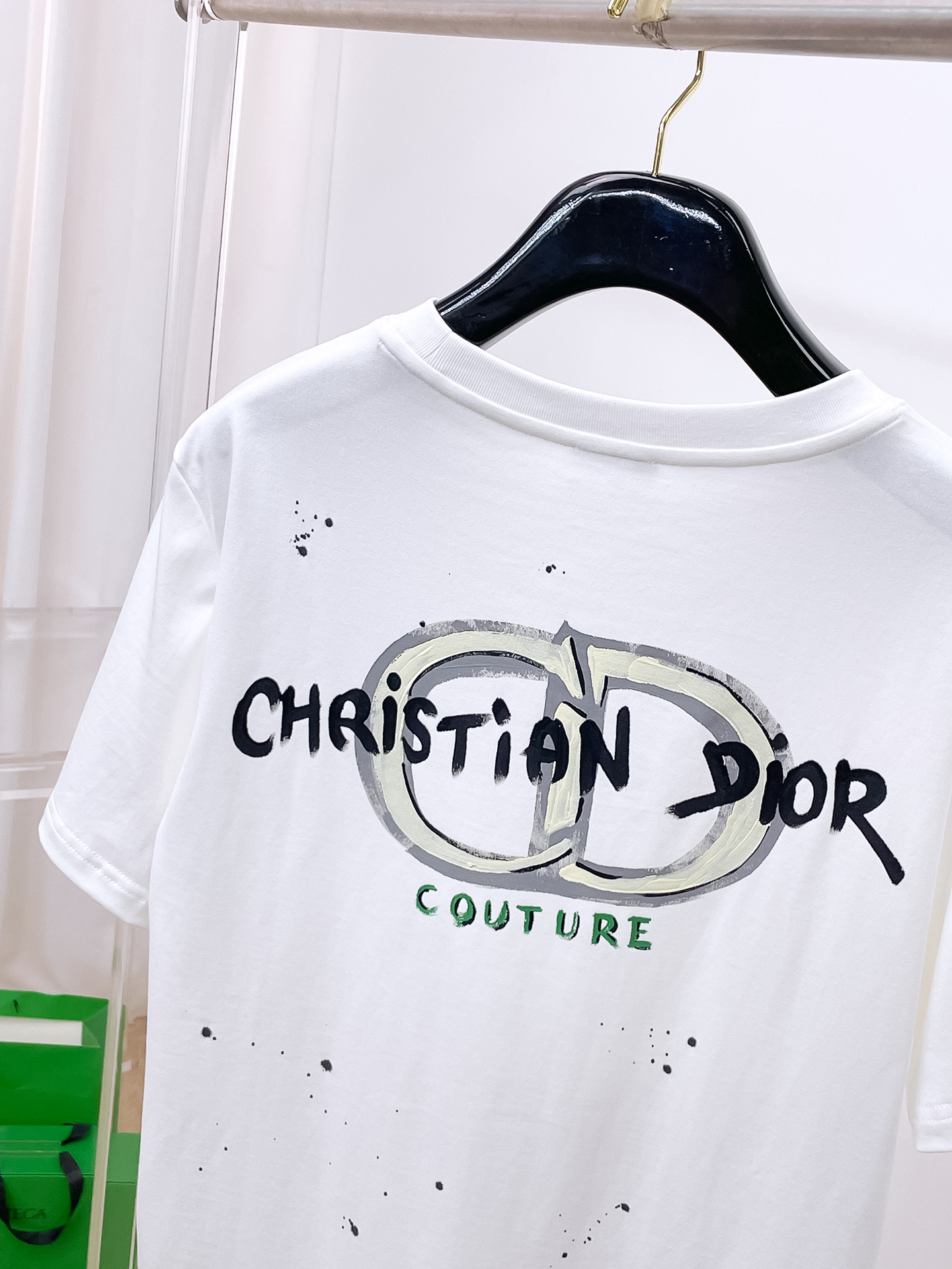    。迪奥家 2025SS新款首发专柜最新款短袖圆领T恤 高端订制 设计前卫时尚！品牌logo重工艺设