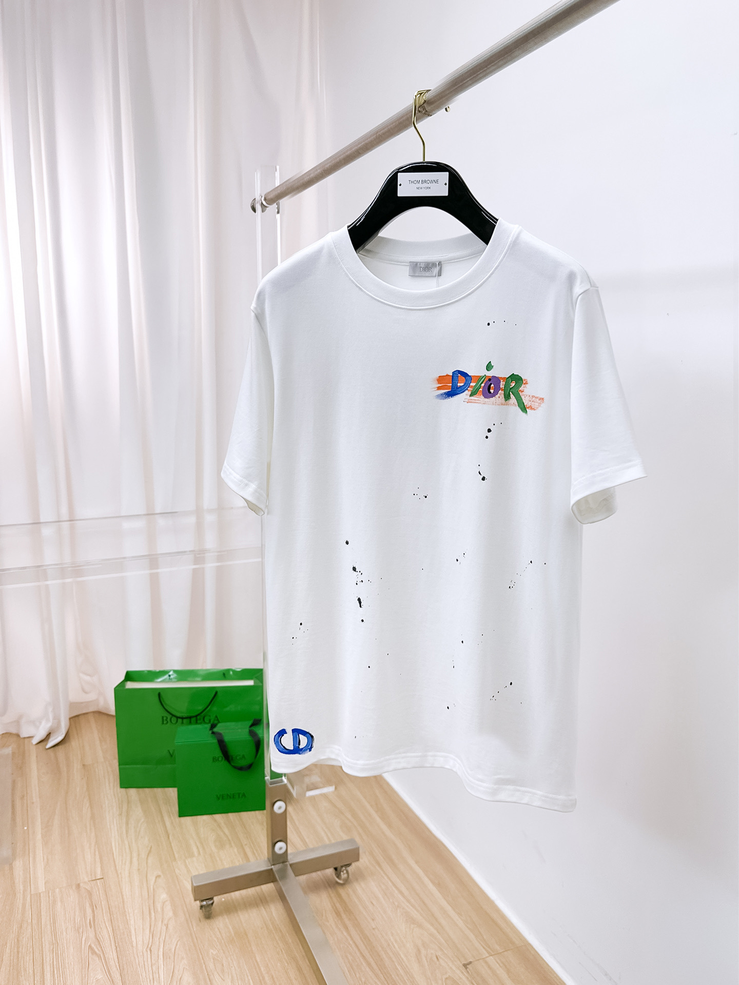 NO:413407,.Dio Home 2025SS new first-time counter latest short-sleeved round-neck T-shirt, high-end customization, avant-garde and fashionable design!  Brand logo heavy craft design, high-end customized 250g fabric, soft feel, comfortable to wear, exquisite counter-level car line, fine workmanship, invincible and handsome upper body effect!  A must-have item for handsome men!  Color black. White. S-2XL, dior, T-shirt,tees, t-shirt,alexander wang19860909.迪奥家 2025SS新款首发专柜最新款短袖圆领T恤 高端订制 设计前卫时尚！品牌logo重工艺设计 高端定制250克面料.手感柔软.穿着舒适.专柜级别精致车线.做工精细.上身效果无敌帅气！型男必备单品！颜色黑色.白色.码数S-2XL,,dior,T-shirt,tees，t-shirt,alexander wang,Men's clothing