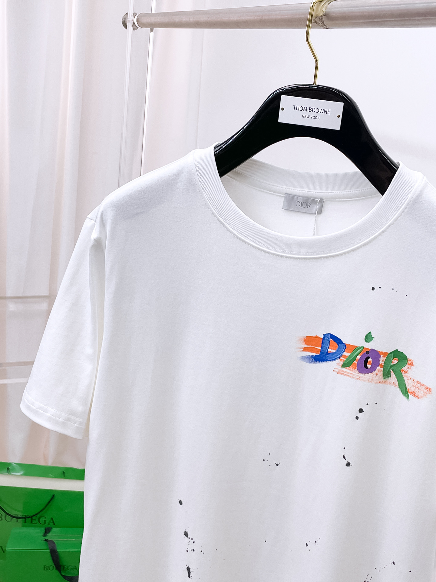    。迪奥家 2025SS新款首发专柜最新款短袖圆领T恤 高端订制 设计前卫时尚！品牌logo重工艺设