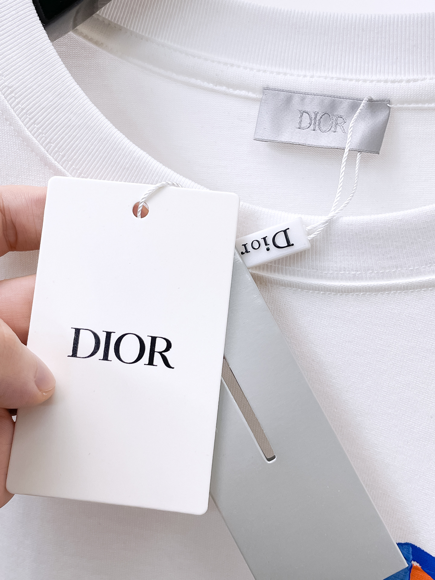    。迪奥家 2025SS新款首发专柜最新款短袖圆领T恤 高端订制 设计前卫时尚！品牌logo重工艺设