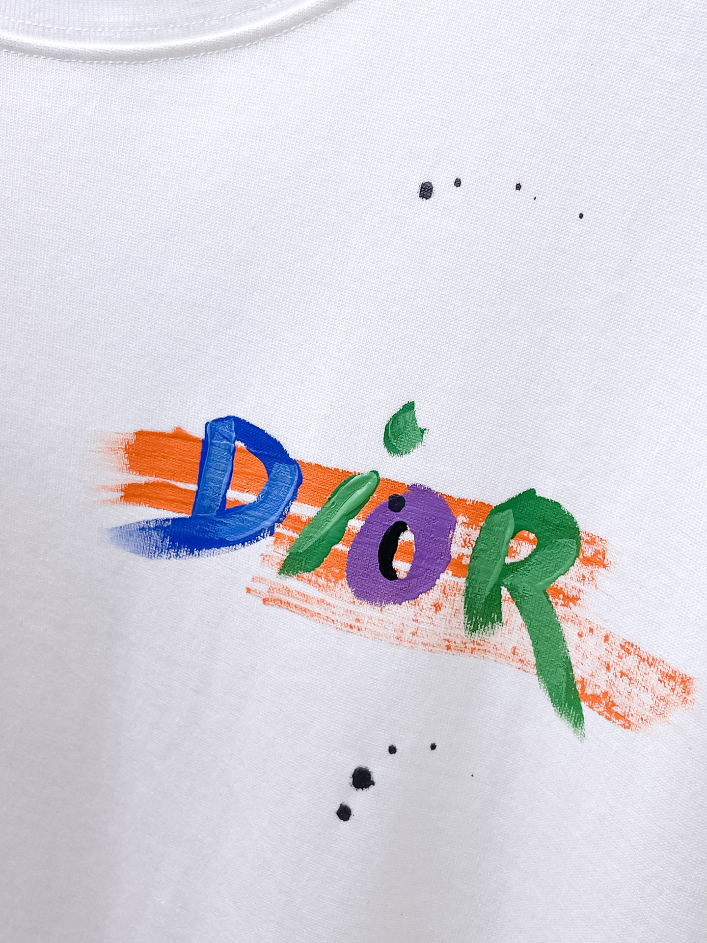    。迪奥家 2025SS新款首发专柜最新款短袖圆领T恤 高端订制 设计前卫时尚！品牌logo重工艺设