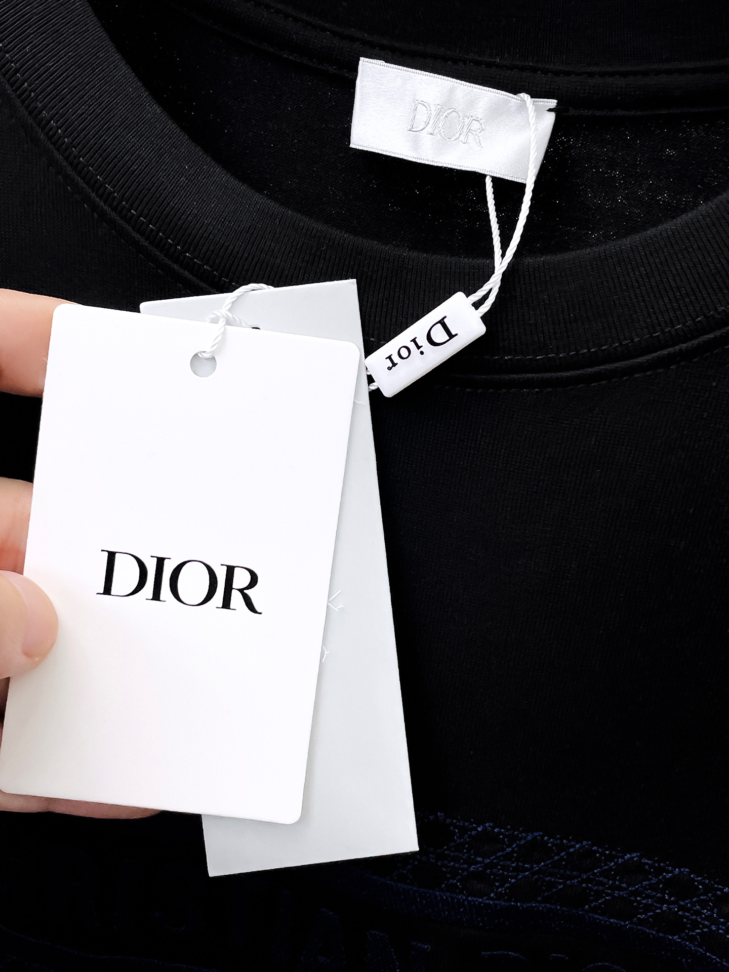    。迪奥家 2025SS新款首发专柜最新款短袖圆领T恤 高端订制 设计前卫时尚！品牌logo重工艺设