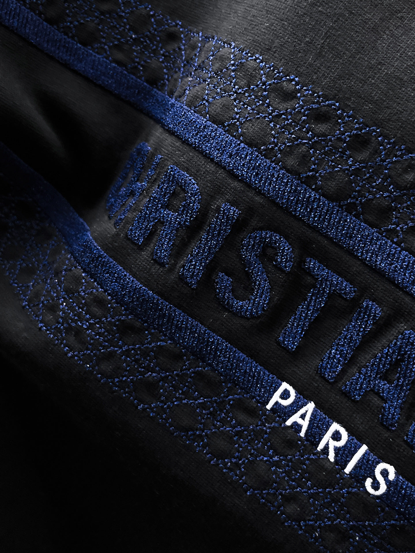    。迪奥家 2025SS新款首发专柜最新款短袖圆领T恤 高端订制 设计前卫时尚！品牌logo重工艺设