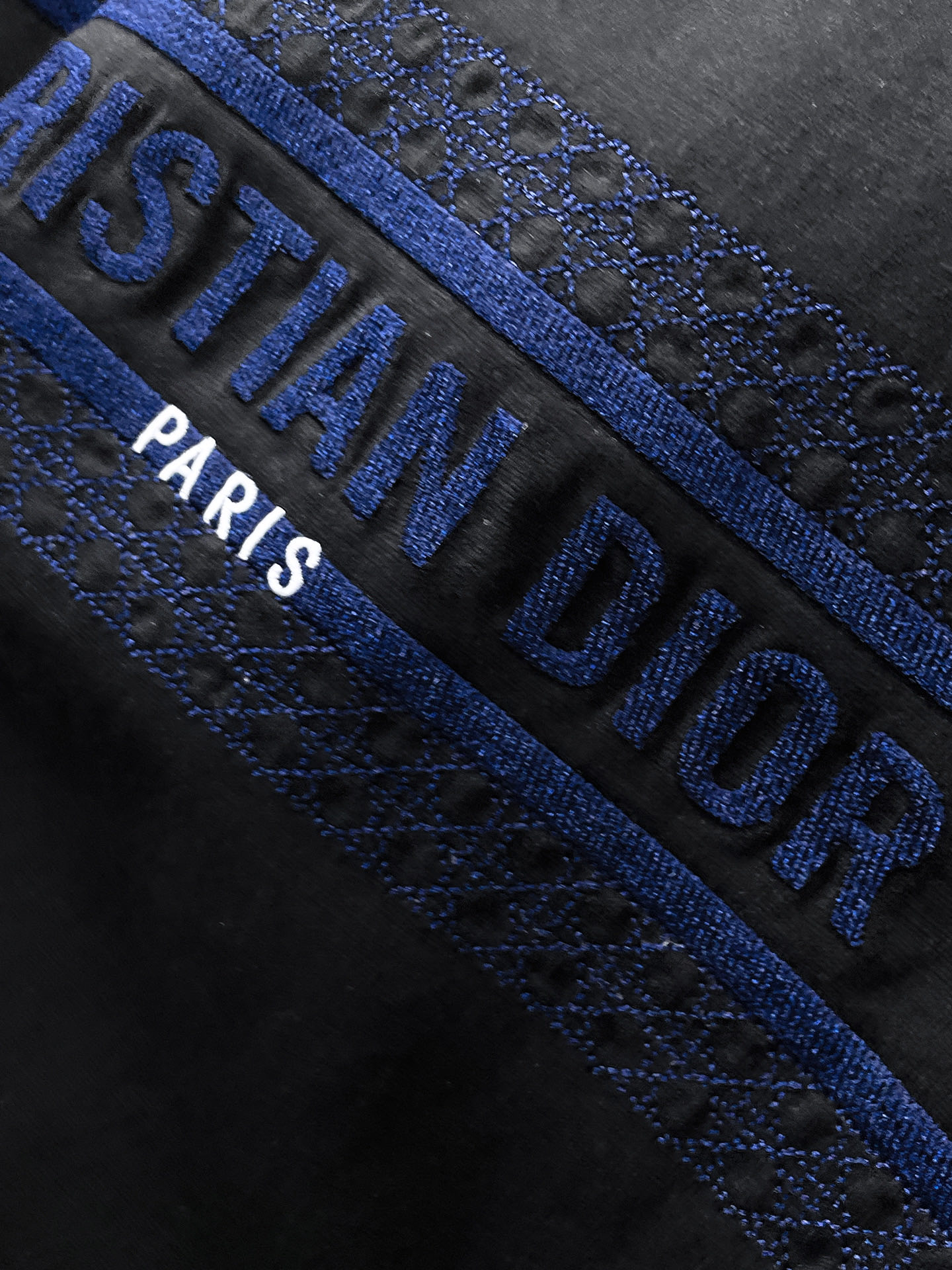    。迪奥家 2025SS新款首发专柜最新款短袖圆领T恤 高端订制 设计前卫时尚！品牌logo重工艺设