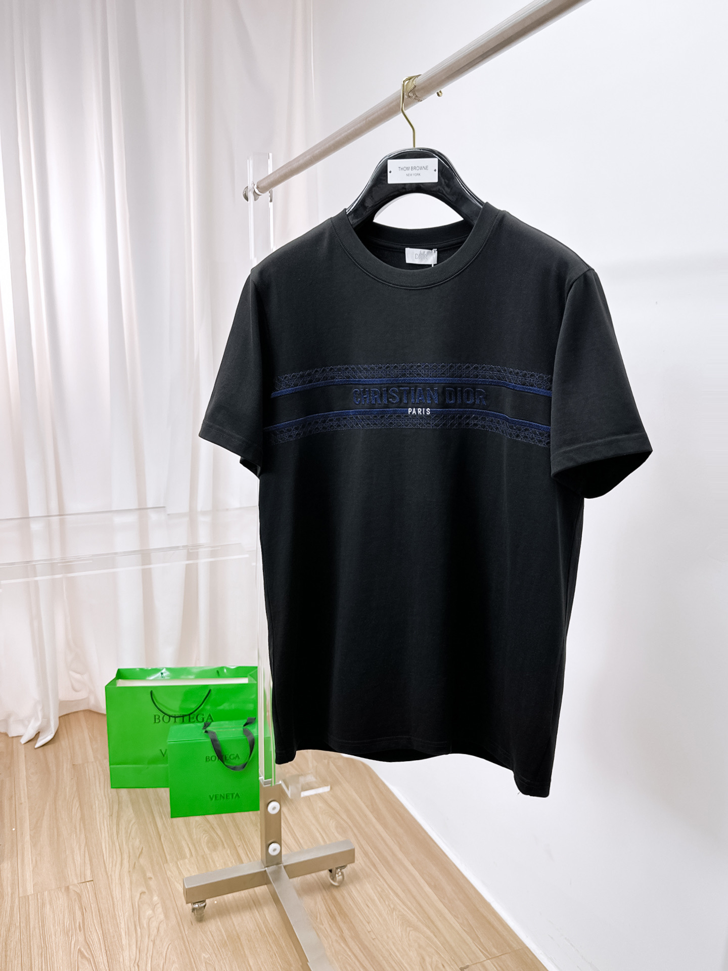    。迪奥家 2025SS新款首发专柜最新款短袖圆领T恤 高端订制 设计前卫时尚！品牌logo重工艺设