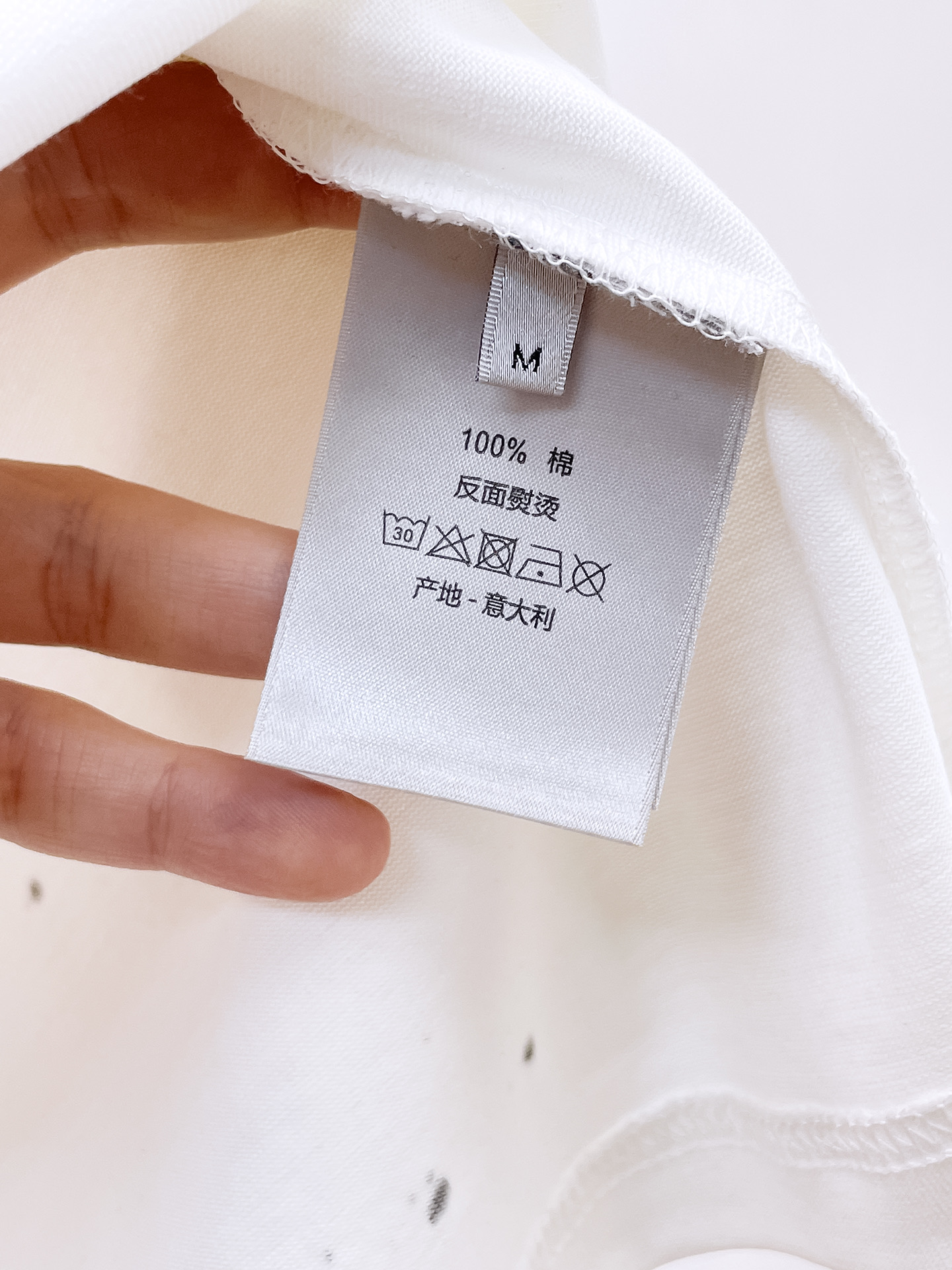    。迪奥家 2025SS新款首发专柜最新款短袖圆领T恤 高端订制 设计前卫时尚！品牌logo重工艺设