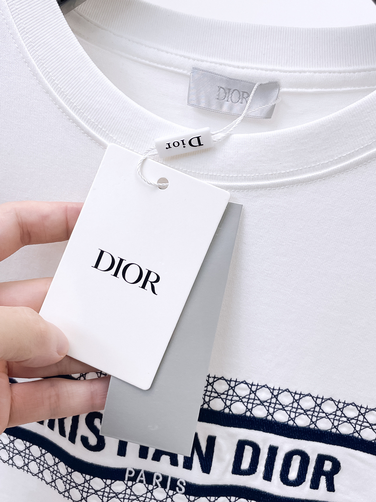    。迪奥家 2025SS新款首发专柜最新款短袖圆领T恤 高端订制 设计前卫时尚！品牌logo重工艺设