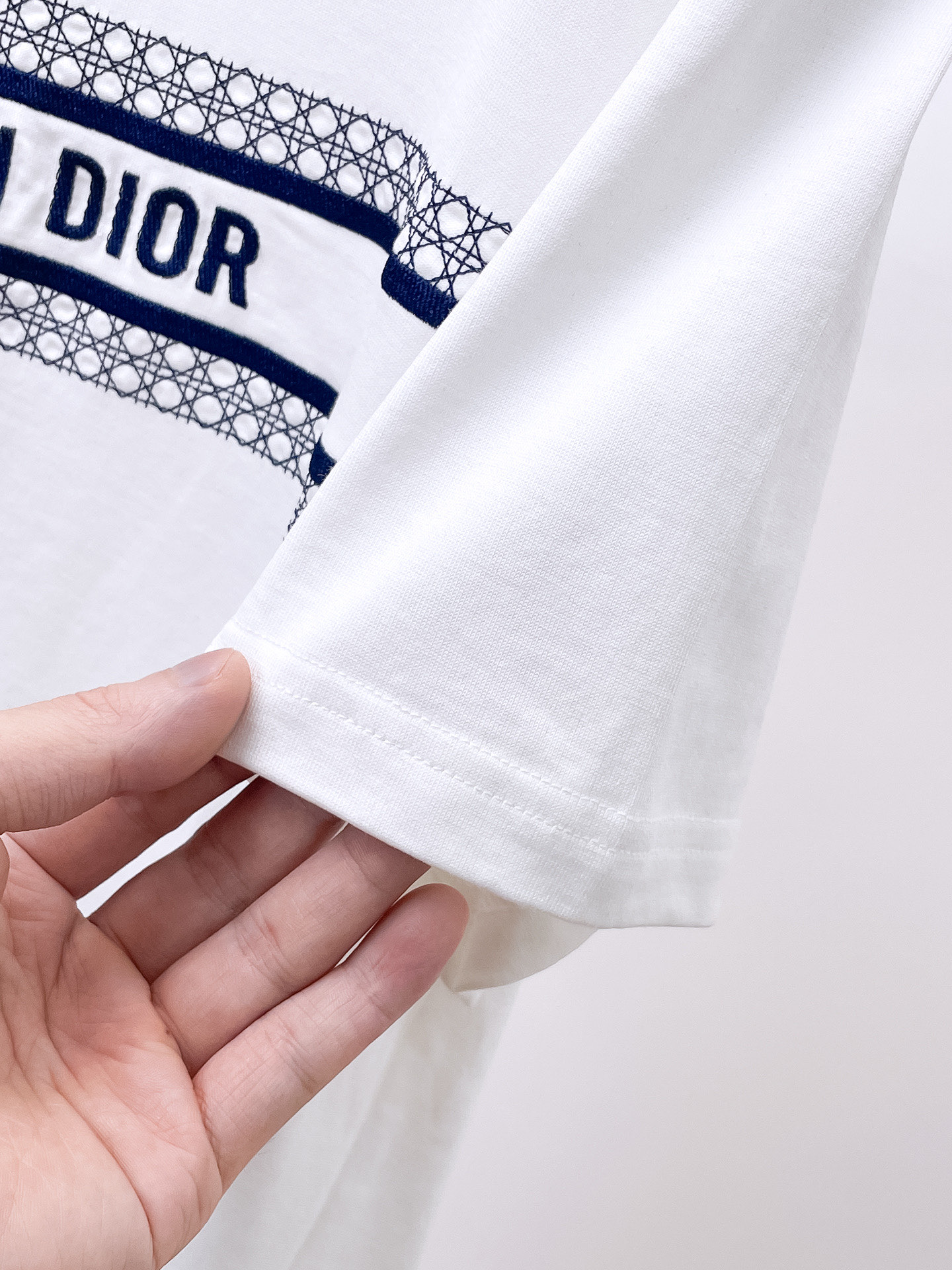    。迪奥家 2025SS新款首发专柜最新款短袖圆领T恤 高端订制 设计前卫时尚！品牌logo重工艺设