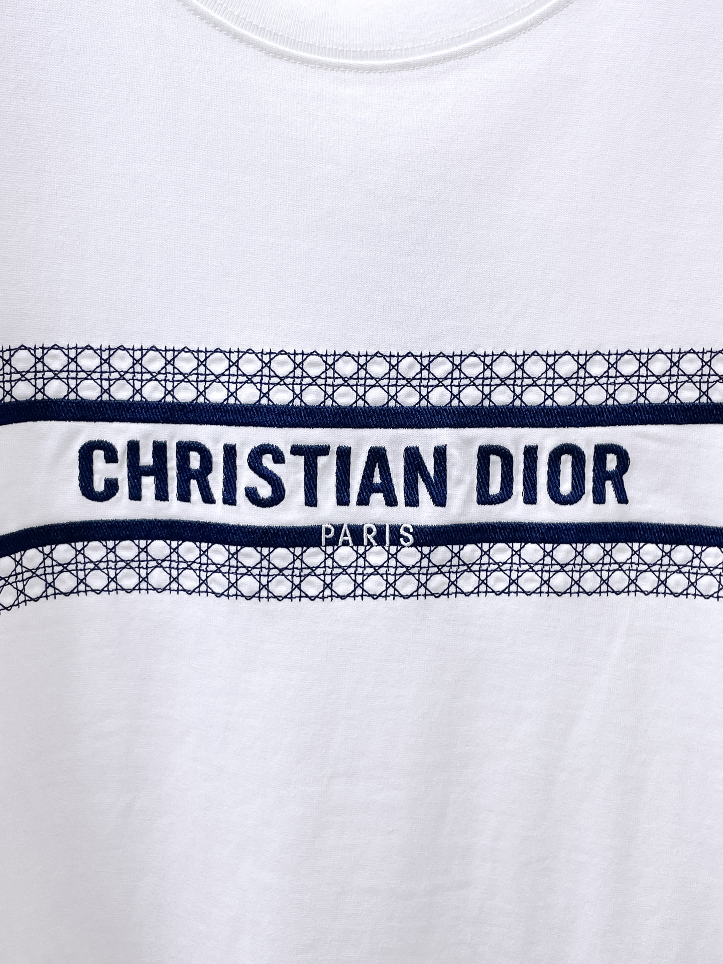    。迪奥家 2025SS新款首发专柜最新款短袖圆领T恤 高端订制 设计前卫时尚！品牌logo重工艺设