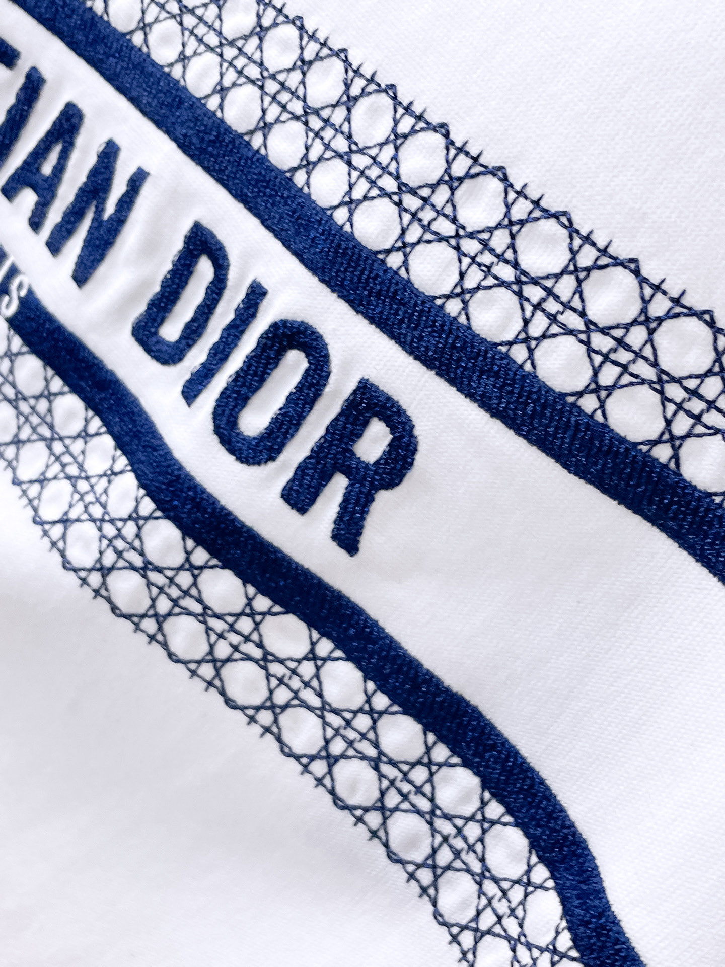    。迪奥家 2025SS新款首发专柜最新款短袖圆领T恤 高端订制 设计前卫时尚！品牌logo重工艺设